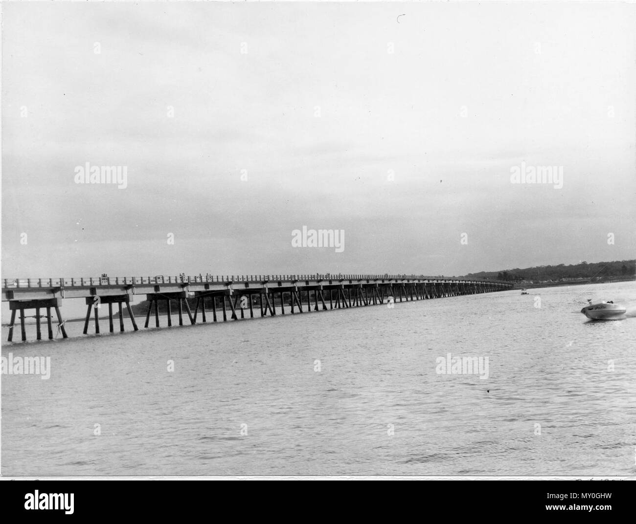 Brücke und Bribie Island an der Bribie Brücke öffnen, Oktober. Bribie Island ist die einzige Moreton Bay Insel mit dem Festland verbunden. Die 831 m Brücke auf Bribie Island 1963 eröffnet nach zwei Jahren Bauzeit. Es wurde als eine Technik bestaunen, die längste vorgespannt, Betonfertigteile Brücke in Australien. Stockfoto