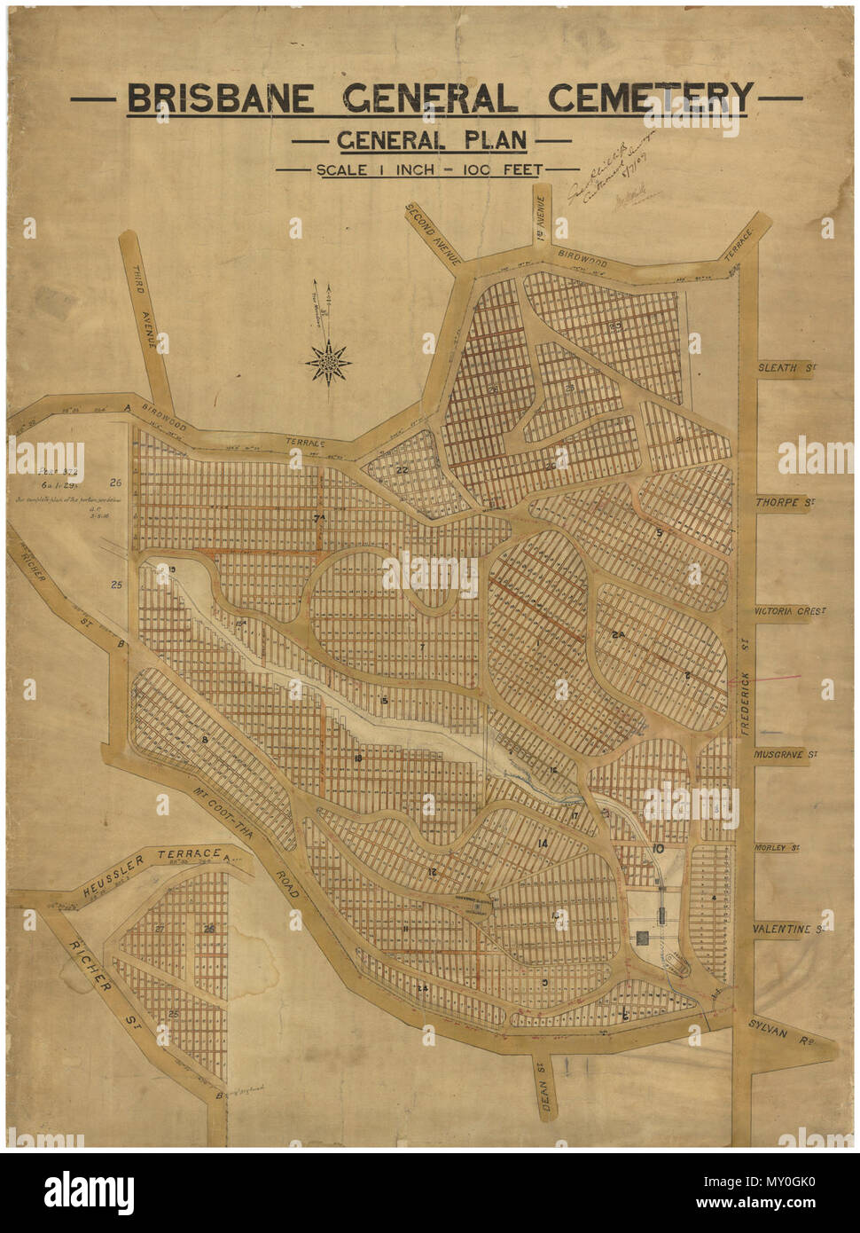 Brisbane Allgemeine Friedhof (Toowong) - allgemeine Plan, 8. Juli 1909. 17. März 1909 Stadt Toowong 185321282) hatte ein Schreiben des Rates an den Generalsekretär übermittelt wurde, Brisbane Allgemeine Friedhof, bittet das Kuratorium Mitglieder des Rates zu treffen, um die Frage der Ehre eines Teil des Friedhofs Reserve für allgemeine Erholung zu diskutieren. In Erwiderung auf dieses die Treuhänder lehnte der Rat die Frage zu besprechen, gut erklärte ihre Bereitschaft, das Land für die Dauer von 21 Jahren auf £ 50 pro Jahr erforderlich zu mieten. Ald. Bergin sagte, er würde nicht einen Augenblick das Angebot unterhalten. (Hören, tragen.) Stockfoto