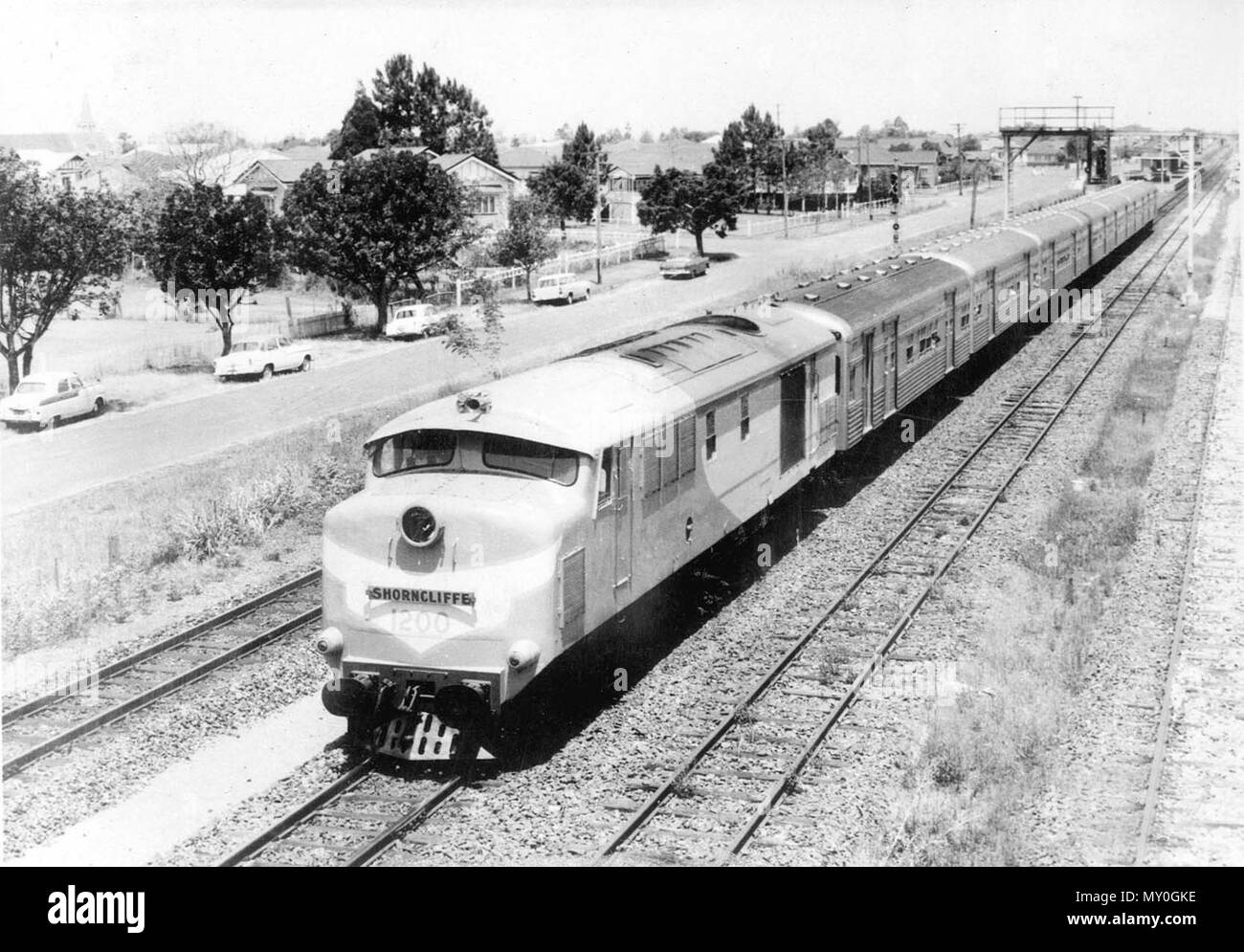 Brisbane S-Bahn zwischen Graceville und Chelmer, c 1961. Die 1200 Klasse Lokomotiven wurden von der English Electric in Bradford, UK für das Queensland Eisenbahnen in 1953/54 gebaut. Stockfoto