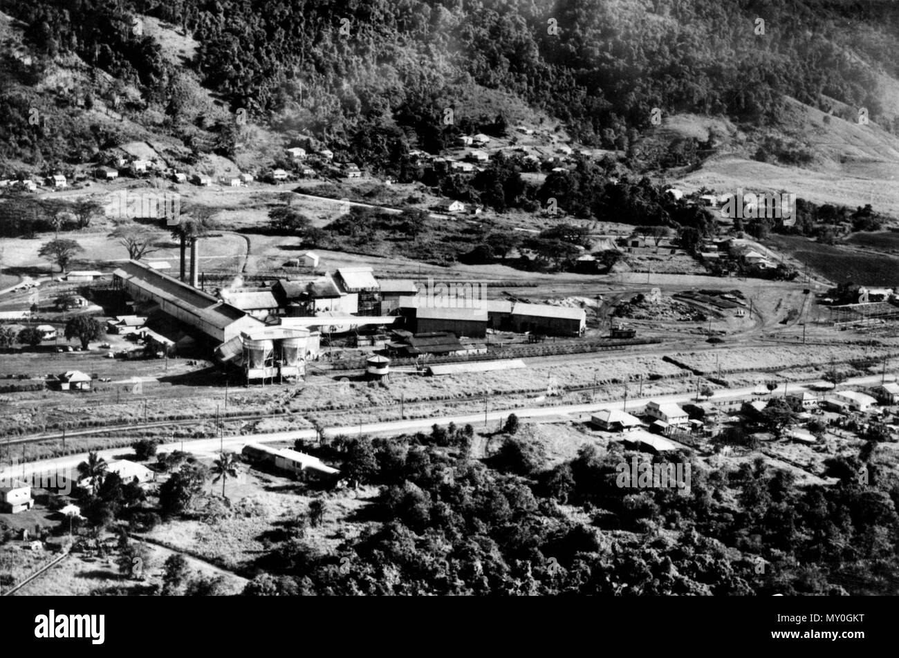 Luftbild der Babinda Sugar Mill, c 1964. Babinda Sugar Mill eröffnete im Jahr 1915 und im Jahr 2011. Stockfoto