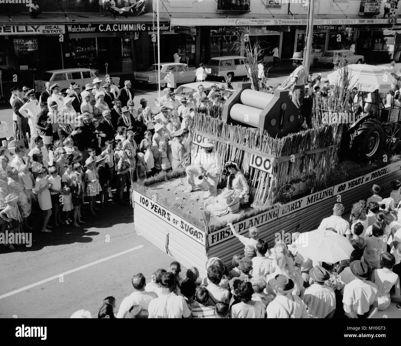 Feiert 100 Jahre Zucker in Mackay, 1964. Thomas Fitzgerald war ernannte Regierung Surveyor in Rockhampton im Jahre 1862. Während die Vermessung der Website von Mackay, er war mit dem Potential für den Anbau von Zucker beeindruckt. Er trat und mit John Davidson begannen Zuckerplantagen. Im ersten Stock wurde 1864 und das Alexandra Mühle im Jahre 1868 eröffnete gepflanzt, die Herstellung von 230 Tonnen Zucker, die Jahr. 1879 Die Mackay Bezirk wurde produziert 10.000 Tonnen Zucker pro Jahr. Stockfoto