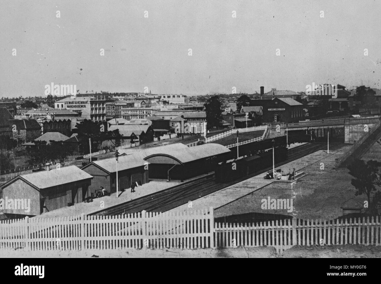 Hauptbahnhof, Brisbane. Der Hauptbahnhof wurde 1889 als Teil der Verbindung von der Roma Street durch Zentrale auf der Brunswick Street, Bowen Hills und Mayne geöffnet. Die erhaltenen Gebäude wurde im Jahr 1899 Der vorläufige Holz und Wellblech Gebäude zu ersetzen. Die Anlage zeigt die Entwicklung der Geschichte von Queensland durch repräsentativ für die Entwicklung der Eisenbahn in Queensland. Es ist ein wichtiger Meilenstein in der Stadt Brisbane, allein und im Revier mit dem Schrein der Erinnerung, Anzac Square, das Queensland Stockfoto