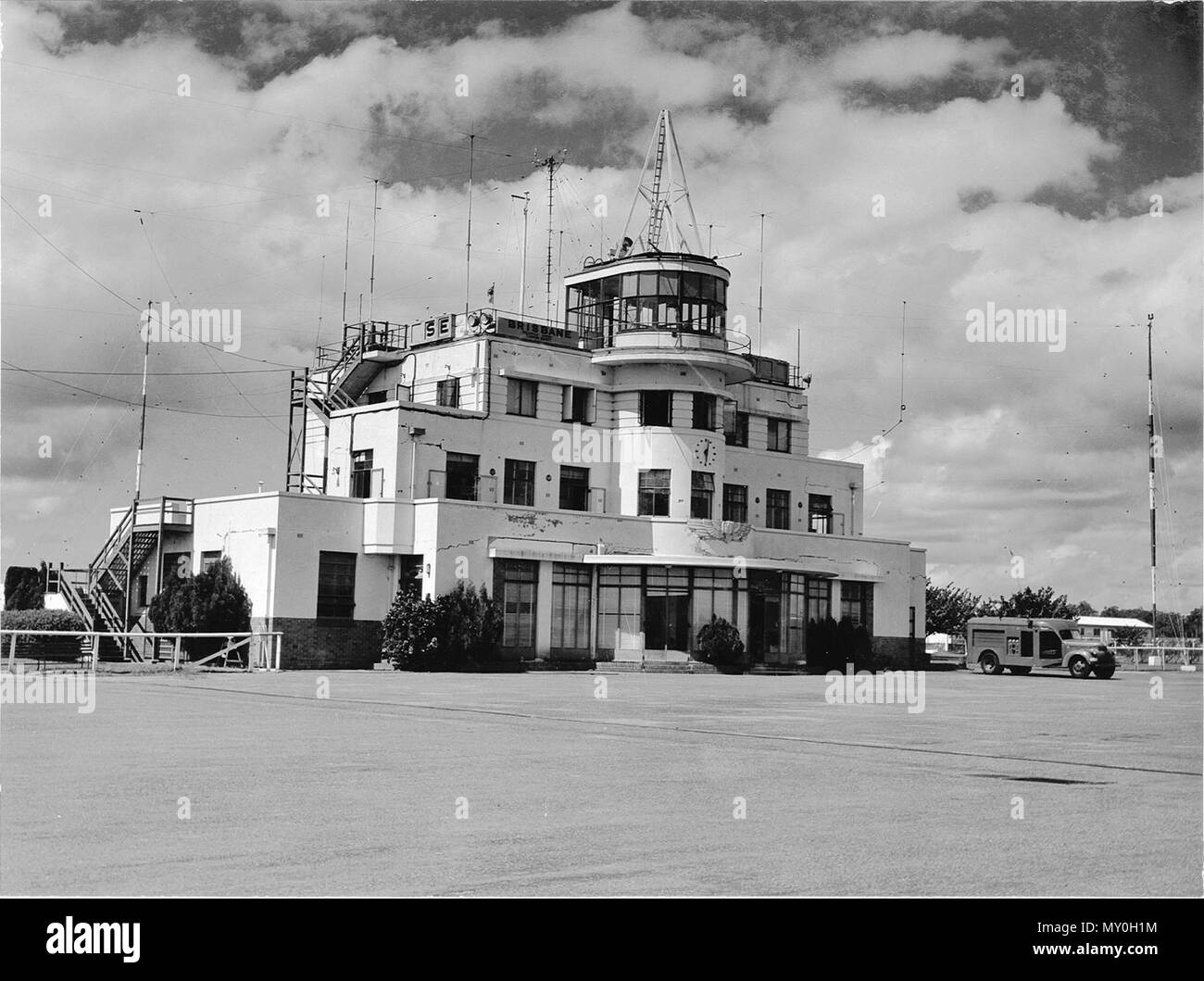 Zivilluftfahrt control tower, Archerfield - Brisbane, April 1955. Von der Telegraph, Montag, 16. Dezember 1940: Die Gebäude wird Zentralisieren Flugverkehr 172359633?Suchbegriff=Zivilluftfahrt control tower Archerfield &Amp; searchLimits=l-state=Queensland) Durch unsere Luftfahrt Korrespondent. Das Verwaltungsgebäude, an archerfield Flugplatz in Kürze errichtet werden, Personenverkehr zentralisieren sowie die Arbeit der zivilen Luftfahrt Offiziere. Die Wetter- und radio Büros, Tower und Abteilungen Büros sind verstreut rund um den Flugplatz. Die Unternehmen jetzt Griff passenge Stockfoto