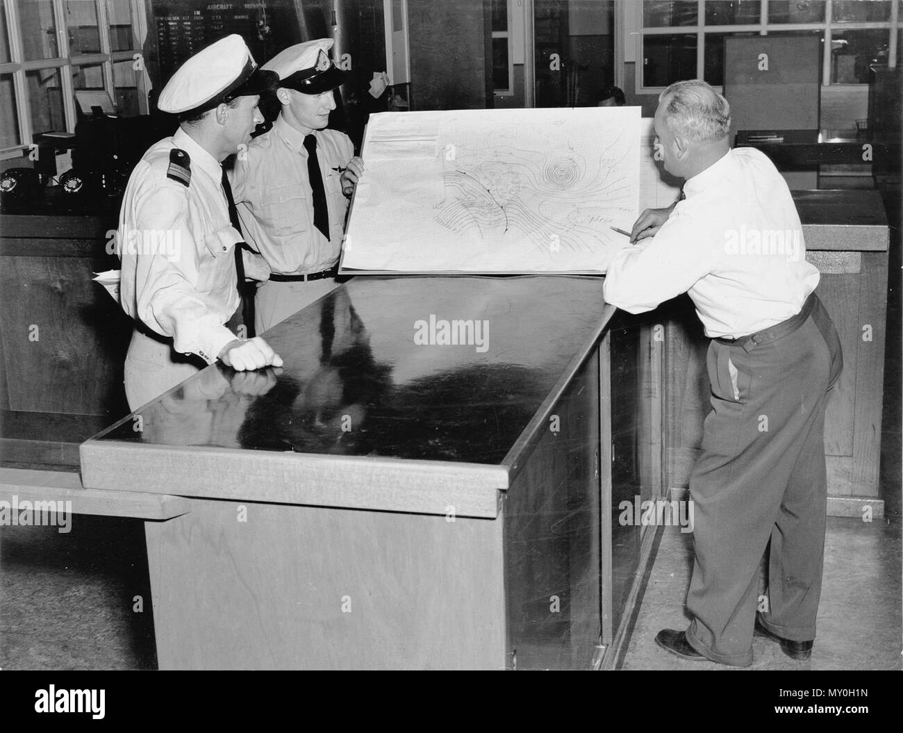 Zivile Luftfahrt Piloten im Großraum Büro, Eagle Farm - Brisbane,. Zivilluftfahrt 217645797? Suchbegriff = zivile Luftfahrt Piloten Eagle Farm&amp; searchLimits=l-state=Queensland) SCHULE FÜR BRISBANE LOKALE eine Schule der zivilen Luftfahrt Maschinen ist etwas Neues für Queensland; in der Tat, es ist eine Neuheit, die in jedem Teil des Commonwealth. Der Aero Club von New South Wales ist in Verhandlung mit den Behörden, die mit dem Objekt in eine Schule für Piloten. Queensland ist nicht hinter New South Wales, für die nächste Ostern wird es eine Schule für die Ausbildung aspirant Flieger in Brisbane. Stockfoto