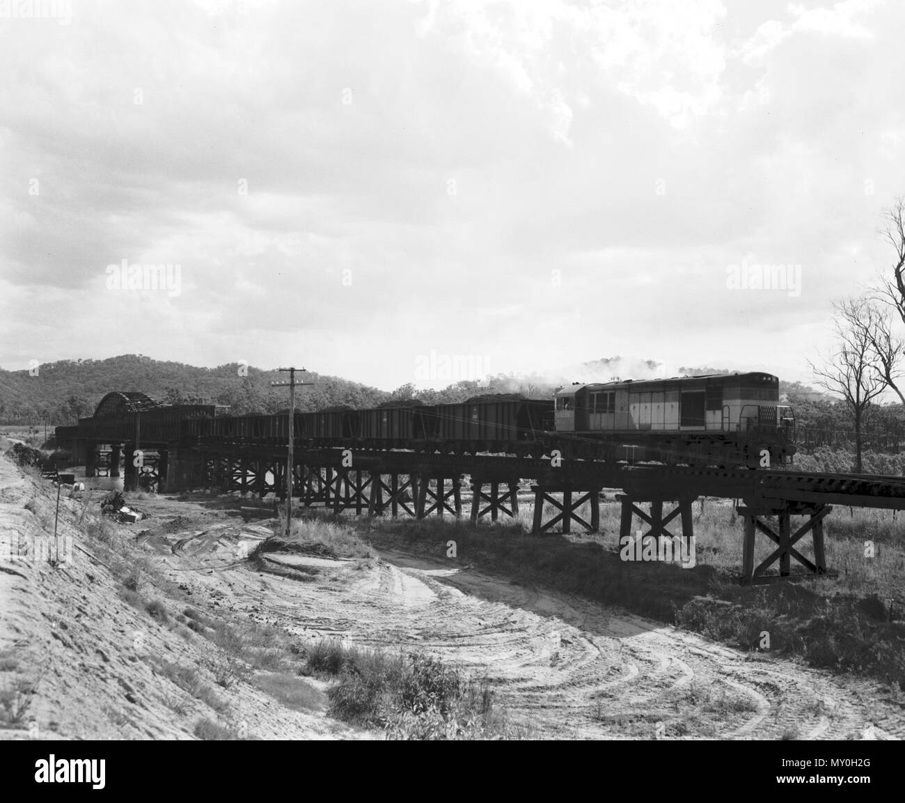 Kohle Zug, Calliope Fluss, Gladstone, c 1966. Die 1270 Klasse Lokomotiven waren für den Queensland Railways von English Electric bei rocklea zwischen 1964 und 1966 erbaut. Stockfoto