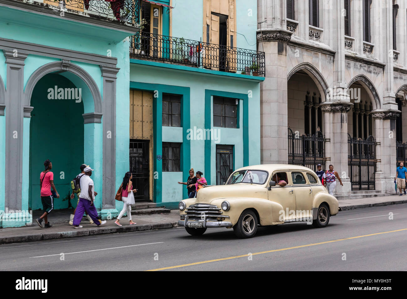 Classic American Auto als Taxi, lokal bekannt als almendrones, Havanna, Kuba verwendet. Stockfoto