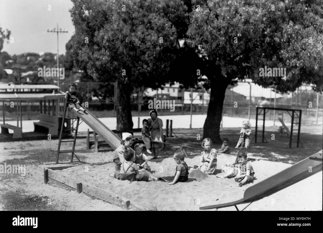 Diamantina, Depot und Kleinkinder Home, Wooloowin, c 1940. Der Diamantina Waisenhaus an der Roma Street, Brisbane 1865 und die Regierung von Queensland wurde 1879 angenommen. Es zog nach Süden Brisbane 1883 und der sandgate in 1893. Im Jahr 1910 war es der Diamantina, Depot und Kleinkinder Home umbenannt und zog nach Wooloowin, und war auch als Wooloowin Zustand Childrens' Home bekannt. Im Weiteren wurde der Diamantina empfangen Home 1962 umbenannt, der Warilda Kinderheim und Warilda Kleinkinder Home im Jahr 1964 und der Warilda empfangen und Assessment Center im Jahr 1967. Es cl Stockfoto