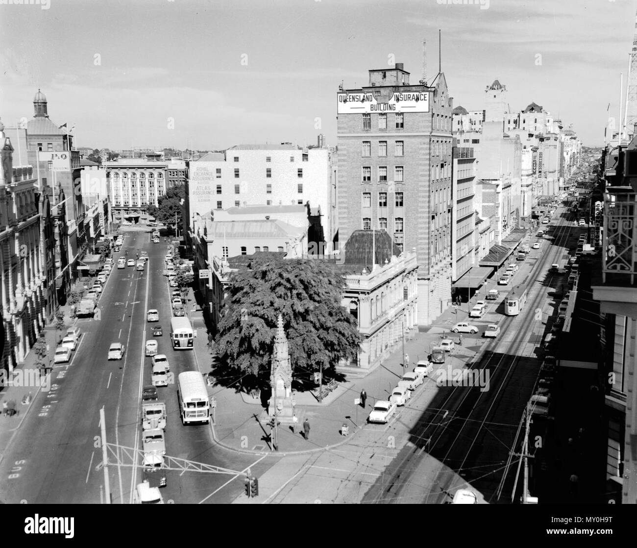 Eagle Street und Queen Street, Brisbane, 1962. An der Ecke ist die Eagle Street Fountain, auch als die Mooney Memorial bekannt. Von der Queensland Erbe Registerid=600087). Dieser Brunnen, errichtet zwischen 1878 und 1880, wurde von der Stadt Ingenieur, WH Kammern konzipiert. Es wurde zu einem Preis von £ 627 als Teil der Maßnahmen der visuellen Charakter von diesem Teil der Stadt zu verbessern. Der Brunnen wurde vom Brisbane Gemeinderat und öffentlichen Abonnements finanziert. Der Brunnen integriert lokale Porphyr (Brisbane tuff), Murphy's Creek Sandstein und Granit und Marmor. Auf der Eingeschrieben Stockfoto