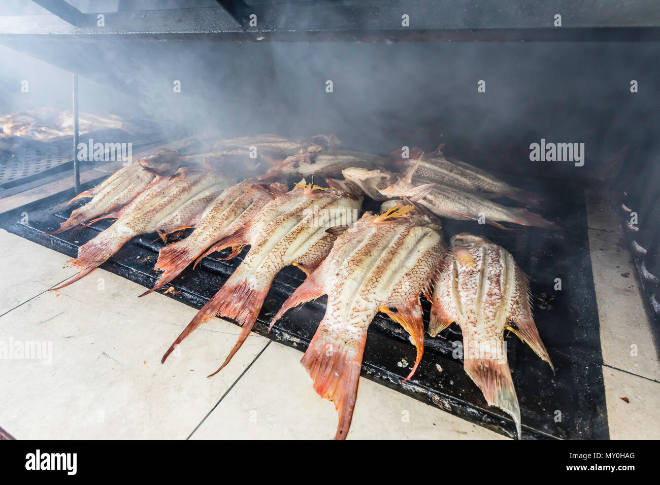 Frisch gefangenen Fisch in ein eigenes Restaurant in Nueva Gerona auf der Isla de la Juventud, Kuba vorbereitet Stockfoto