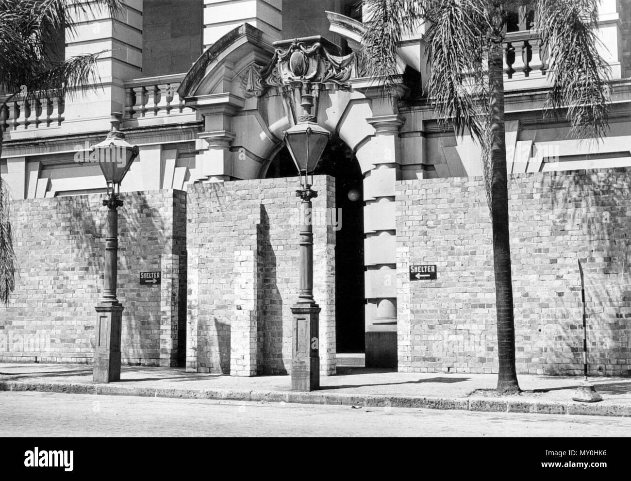 Luftschutzbunker, Ann Street, Brisbane, c 1945. Krämer an Tierheim Jobs Wenn Brisbanes Luftschutzbunker in den Straßen oder Melbourne oder Sydney waren, die Bundesregierung würde 'fallen über sich selbst in seiner Eile Kirchenschiff Sie entfernt haben", so der Oberbürgermeister (Beihilfe. Krämer) letzte Nacht. Er antwortete auf eine Erklärung der Manpower Stellvertretender Direktor (Mr. Walsh), dass keine Arbeit zu Moffat Konstruktionen, Ltd. zur Verfügung gestellt werden könnte, für den Ausbau der Schutzhütten. "Mr. Walsh zu Recht mit seiner Behauptung, dass die Verweigerung der Arbeitskräfte, die für den Ausbau der Unterstände ist Regierungspolitik." Stockfoto