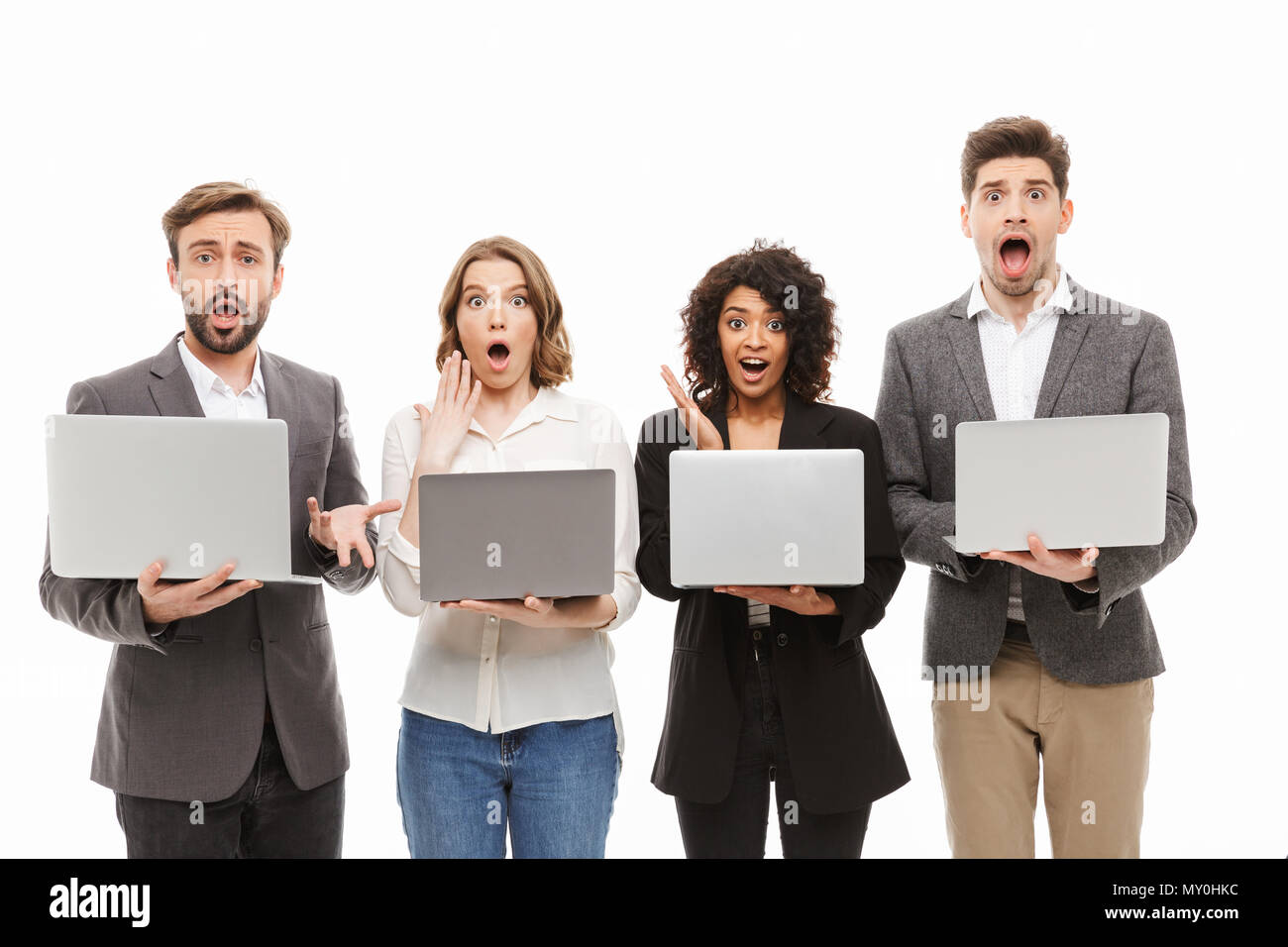 Porträt einer Gruppe von aufgeregt multirassischen Geschäftsleute mit Laptops auf weißem Hintergrund Stockfoto