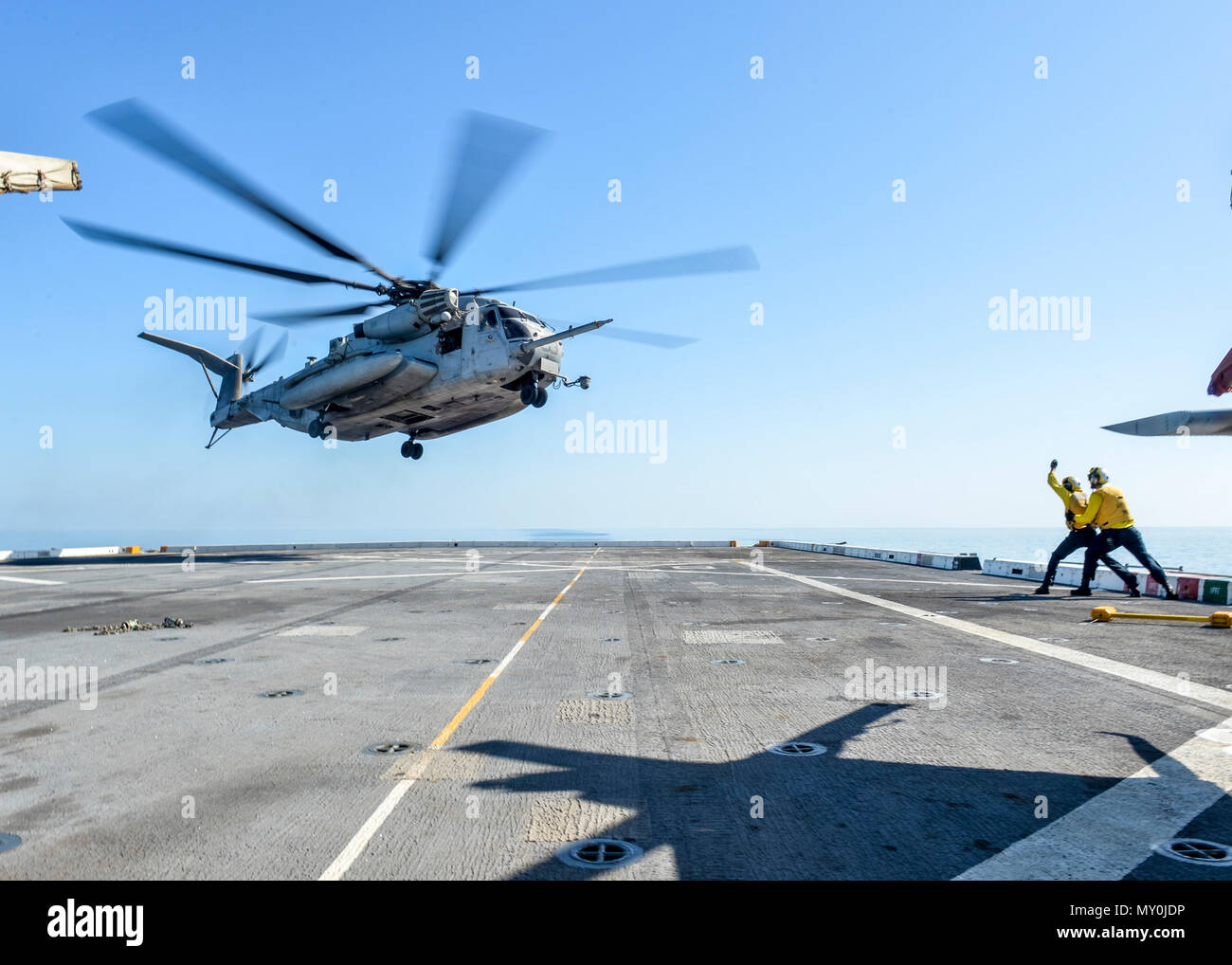 161231-N-LR 795-483 5. US-Flotte von Operationen (31. 31, 2016) Segler Ein CH-53E Super Stallion, auf den Grat Läufer der Marine Medium Tiltrotor Squadron (VMM) 163 befestigt (Verstärkt) von der Flight Deck des amphibious Transport dock Schiff USS Somerset LPD (25). Somerset ist mit der Makin Island Amphibious Ready Gruppe zur Unterstützung der Maritime Security Operations und Theater Sicherheit Zusammenarbeit in den USA 5 Flotte Bereich der Operationen eingesetzt. (U.S. Marine Foto von Mass Communication Specialist 3. Klasse Amanda Chavez/freigegeben) Stockfoto