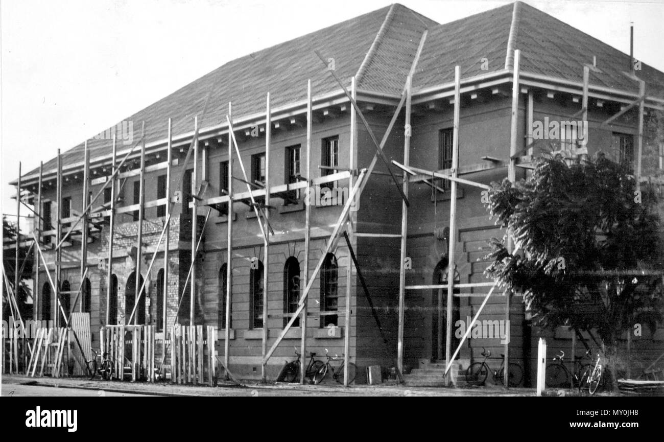 Ämter im Bau, Maryborough, Juni 1940. Von der Queensland Erbe Registerid=600713). Im Maryborough Landesregierung Büros wurden im Jahr 1939 durch den Staat arbeitet Abteilung Architekten GR Beveridge und RC Nowland entwickelt, um die bereits bestehende Landesregierung Büroflächen im Erdgeschoss im Maryborough Court House zur Verfügung zu ergänzen. Das Gebäude wurde auf dem Court House finden im Jahre 1940 gebaut, Austausch eines frühen Garten zwischen den Court House und Wharf Street. Im Maryborough Landesregierung Gebäude ist in ein Revier der wesentlichen 19 und Ea entfernt Stockfoto