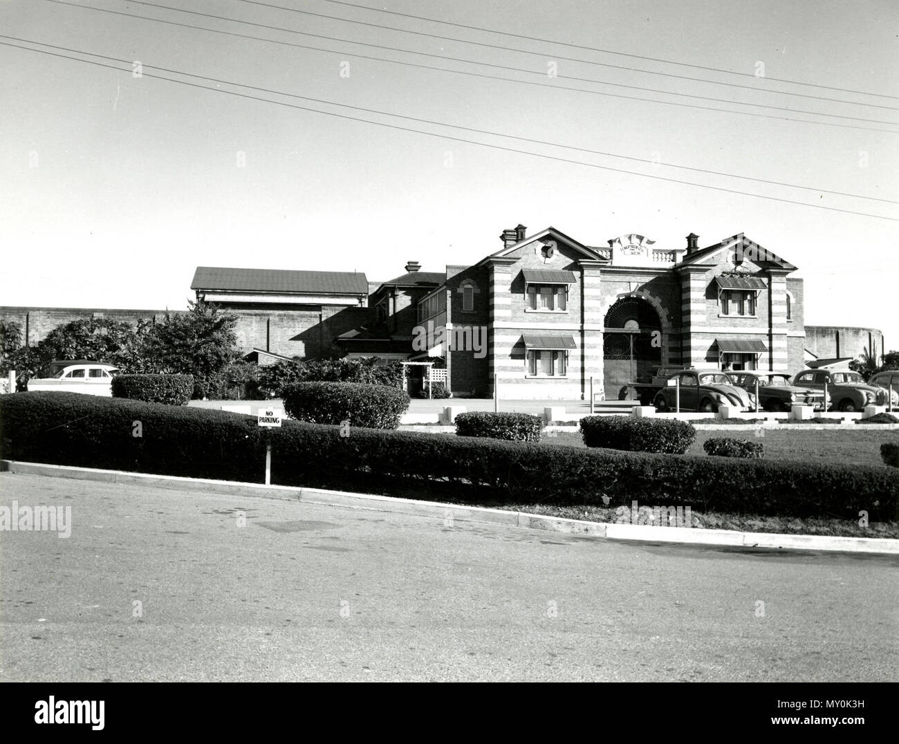 HM Prison Boggo Road, August 1965. Von der Queensland Erbe Registerid=601033). Boggo Road Gefängnis Nr. 2 Abteilung wurde 1903 als das Gefängnis für Frauen an der Boggo Road South Brisbane eröffnet. Es war neben einem männlichen Gefängnis, das auf der Website im Jahr 1883 gebaut wurde. Die männlichen Gefängnis wurde später Nein zu 1 Abteilung geworden. Die weiblichen Gefängnis war 1887 als Antwort auf eine parlamentarische Anfrage, in der empfohlen wurde, den separaten System eingeführt werden, das ist eine separate Zelle für jeden Gefangenen gebaut. Die Untersuchung auch empfohlen, daß eine weibliche Abschnitt innerhalb der Brisbane Gao eingeführt werden Stockfoto