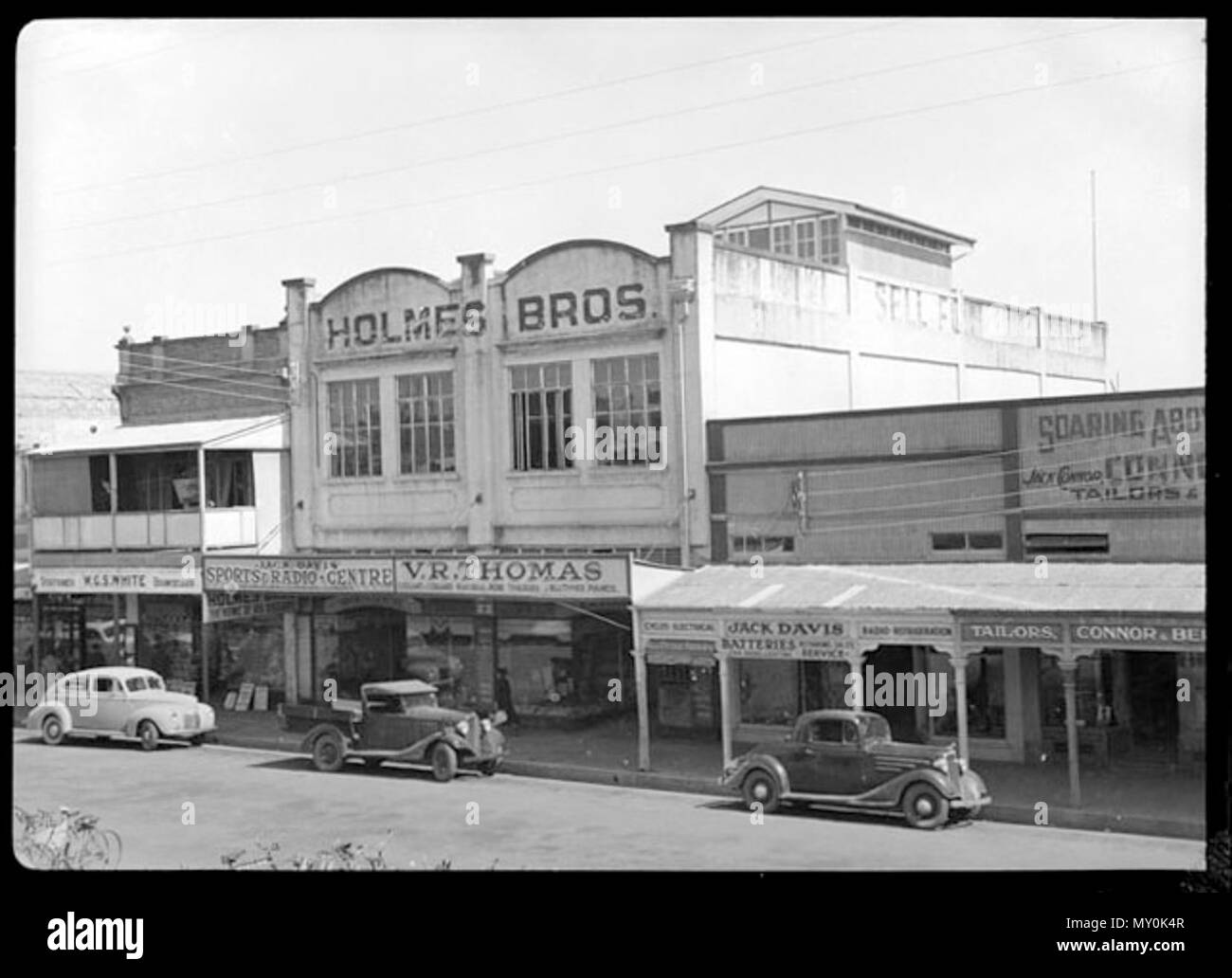 Holmes Bros, Mackay, c 1940. HOLMES BROS. WINTER SALE. 172758745?Suchbegriff=Holmes bros Mackay & Amp; searchLimits=l-state=Queensland) In Übereinstimmung mit der Politik, den öffentlichen Seasonable waren auf dem Höhepunkt der Saison und bei niedrigsten Preisen möglich, Holmes Bros. eine besondere Ankündigung in einer ganzseitigen Anzeige, die erscheint auf Seite 9. Dieser Verkauf von Winter Ware wird um 9 Uhr am Montag morgen beginnen. Als Ergebnis der bessere Kauf von Einrichtungen, die von der großen quantaties Für die Bundaberg und Mackay speichert benötigt möglich, die Waren zu Preisen gekauft haben, ne. Stockfoto