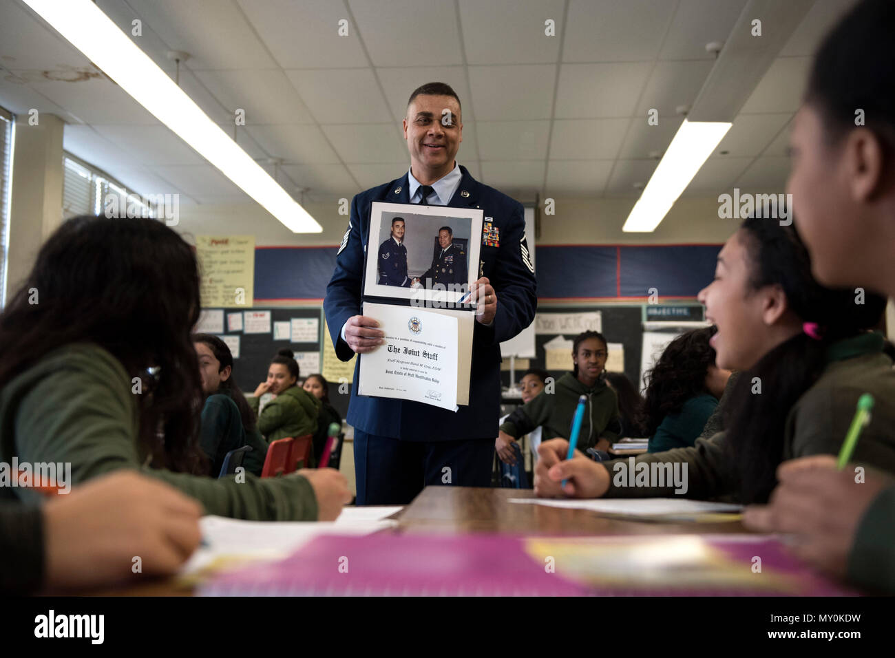 Master Sgt. David Gray, 113 Air National Guard Sicherheitskräfte Mitglied, zeigt Charles Carroll Middle School Studenten ein Foto aus, wenn er mit dem Vorsitzenden des Generalstabs, General Colin Powell in New Carrollton, Md., Dez. 21, 2016 gearbeitet. Während einer Karriere und technische Ausbildung, Studenten wurden kurz vorgestellt, um einige der Möglichkeiten, die die US-Luftwaffe kann und was es bedeutet, in der Luftwaffe zu werden. (U.S. Air Force Foto von älteren Flieger Philip Bryant) Stockfoto