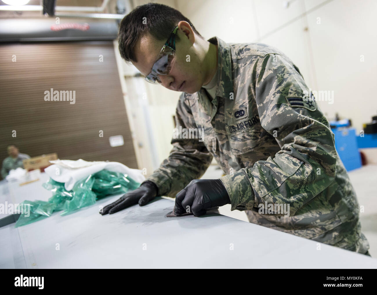 Airman 1st Class Nathaniel Avila, ein 49 Maintenance Squadron Flugzeuge strukturelle Wartungstechniker, Sands, die eine zusammengesetzte bauliche Instandsetzung, Dez. 14, 2016, Holloman Air Force Base, NM. Strukturelle Wartungstechniker vor allem Tun zurück shop Reparaturen und Flight Line, Arbeitsplätze für beide F-16 Fighting Falcons und MQ-9 Reaper. Sie auch Teile, die nicht mehr verfügbar sind. (U.S. Air Force Foto von älteren Flieger Emily Kenney) Stockfoto