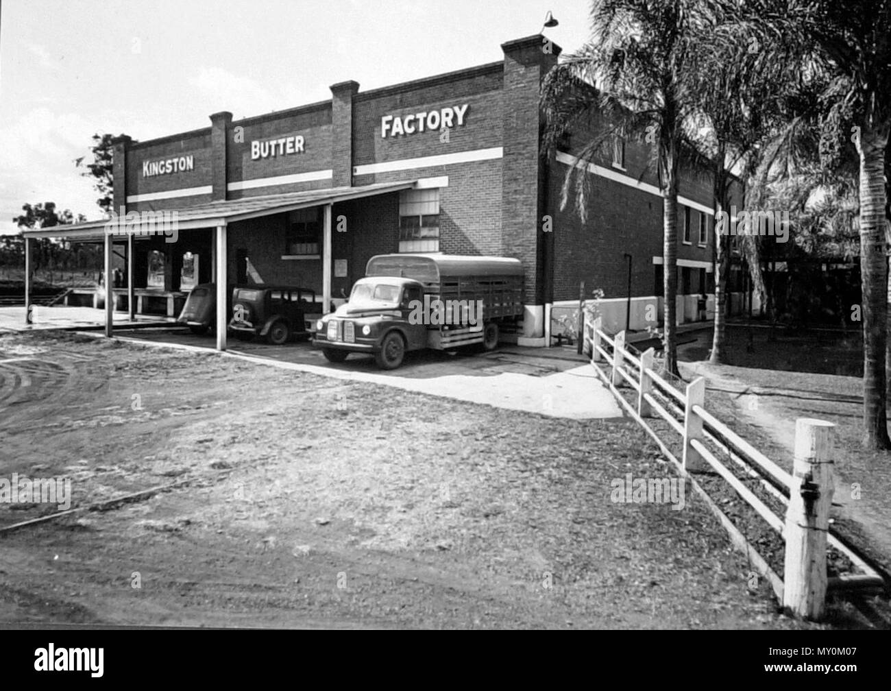 Kingston Butter Factory, Januar 1952. Molkereiwesen war einer der großen Industrie in diesem Bereich um die Jahrhundertwende. Die ursprüngliche Butter Fabrik war ein Holzbau 1906 erbaut und umgebaut in Backstein im Jahr 1932. Zu dieser Zeit wurde das Werk von 40 - 50 Tonnen Butter pro Woche. Die Molkerei Peters übernahm die Fabrik in 1958 und diversifizierte in Milch produzieren, Cottage und Bäcker Käse. Die Fabrik geschlossen im Jahr 1983. Das Gebäude wurde dann von Logan Stadtrat erworben und zu einem Community Center umgebaut als zweihundertjähriger Projekt in 1988. Das renovierte Gebäude jetzt Haus Stockfoto