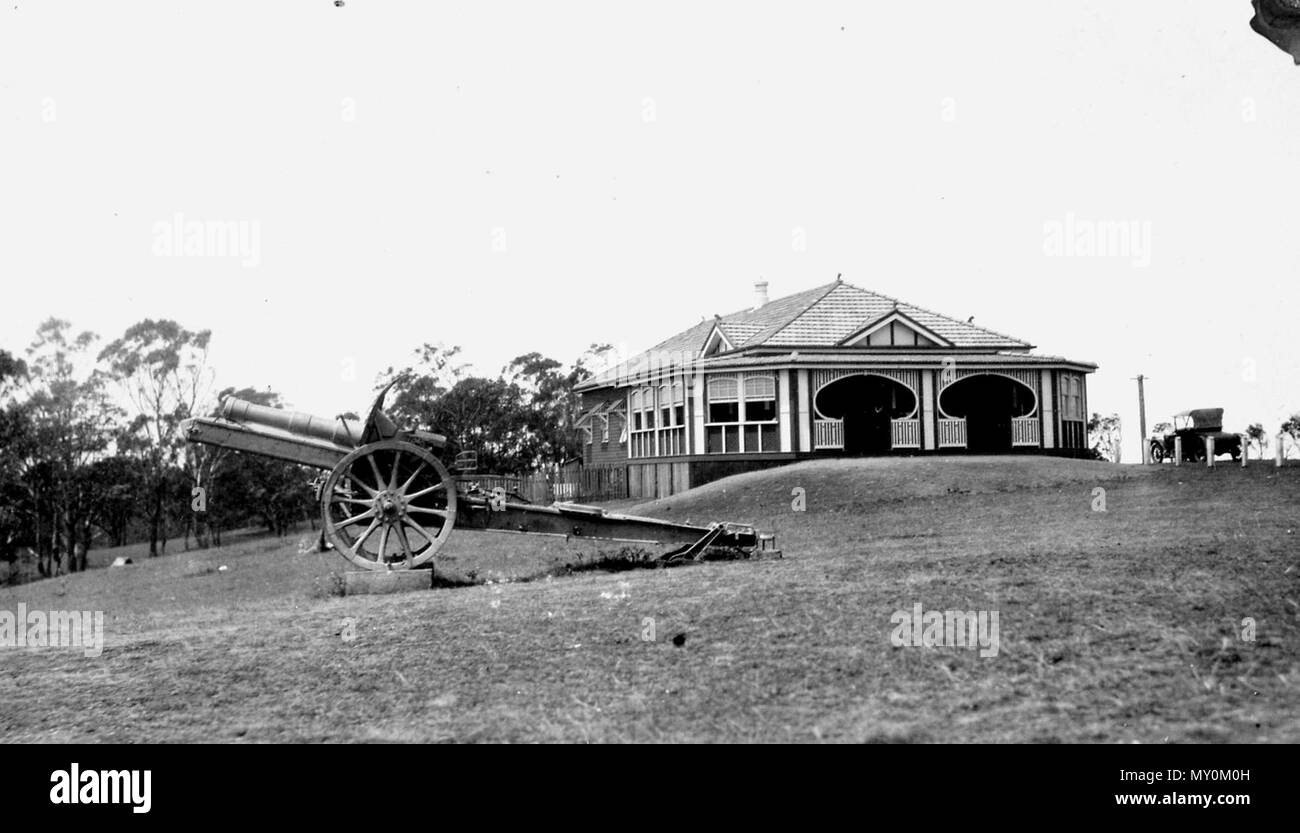 Kiosk und Waffe im Picnic Point, Main, Toowoomba, C. KIOSK im PICNIC POINT. 182746210?Suchbegriff=Kiosk gun Picknick Point&amp; searchLimits=l-state=Queensland | | | L-Wort = 100+-+1000+Wörter) Die Arbeit der, beendet er Kiosk im Picnic Point ist nun kurz vor der Vollendung und die Maler nun ihre Arbeit tragen. Das Farbschema ist grün mit Weiß - eine Farbe, die für die Attraktivität des Kiosk hinzufügen sollte. Zwei Kanonen, die in Toowoomba aus der militärischen Behörden vor einiger Zeit erhielt, wurden als Kriegsbeute, errichtet auf konkrete Bausteine in einer prominenten Stockfoto
