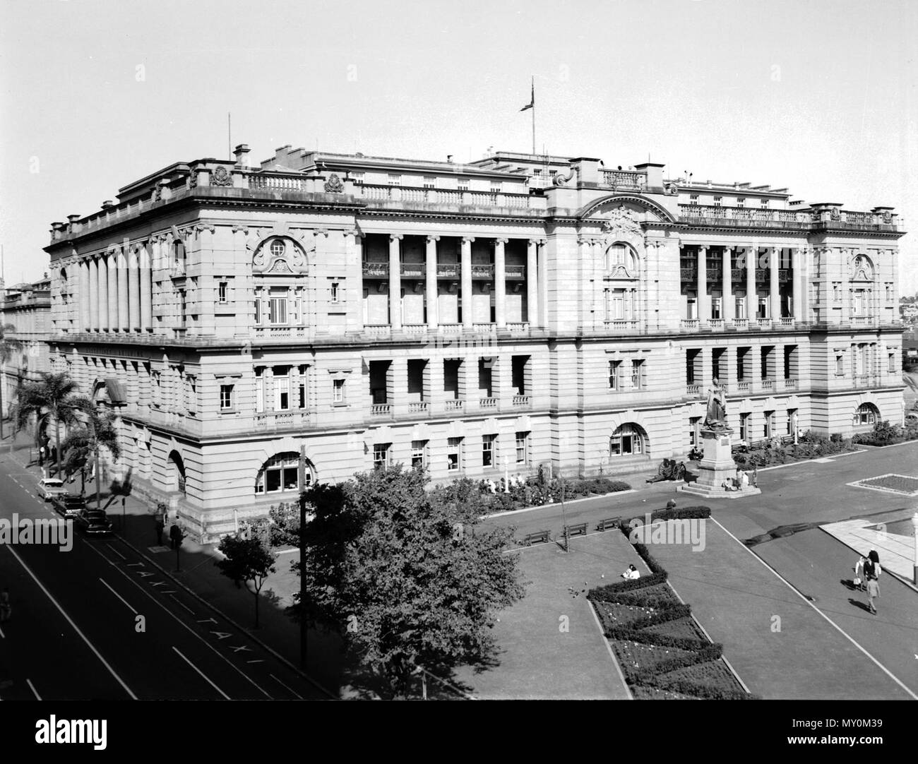 Land Verwaltungsgebäude, Brisbane, 1963. Von der Queensland Erbe Registerid=600123). Dieses 4-stöckige Mauerwerk Regierung Büro Gebäude wurde zwischen 1901 und 1905 errichtet. Zunächst als Büros für das Land und Umfrage Abteilungen bestimmt, es fertig war und im Jahr 1905 besetzt wie die Executive Building, sowohl das Land und Umfrage Abteilungen und Büros des Premiers und Executive Council. Es ist das bekannteste Beispiel für Brisbane state building Aktivität mit der wirtschaftlichen Erholung der späten 1890er Jahre verbunden, und mit neu verknüpfte Status der Kolonie. In 189 Stockfoto