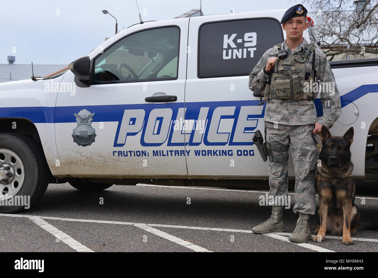 Us Air Force Senior Airman Benjamin Howard, 633Rd Sicherheitskräfte Squadron Militär Hundeführer, arbeitet als Handler für Rony, 633Rd SFS MWD bei Joint Base Langley-Eustis, Va., Nov. 14, 2016. Für 9 Monate, Howard und Rony haben eine Arbeit als MWD-Team, das die Durchführung von Patrouillen und Aufspüren von Sprengstoff. (U.S. Air Force Foto von Airman 1st Class Tristan Biese) Stockfoto