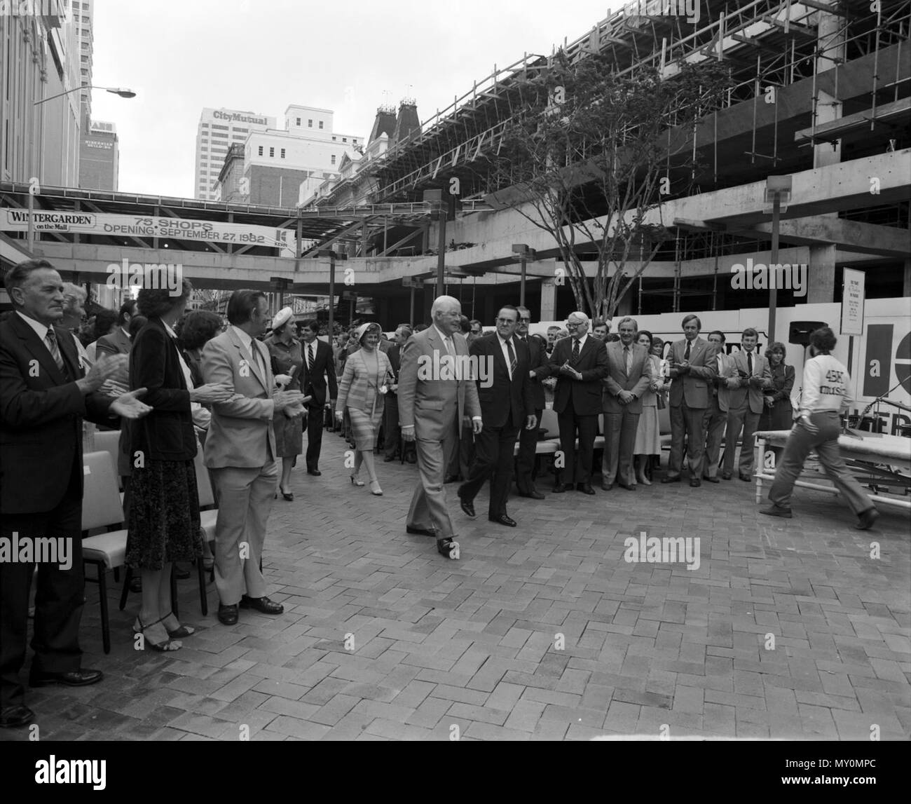 Eröffnung der Queen Street Mall, Brisbane, 9. August 1982. Gouverneur von Queensland Sir James Ramsay anreisen, Queen Street Mall zu öffnen. Stockfoto