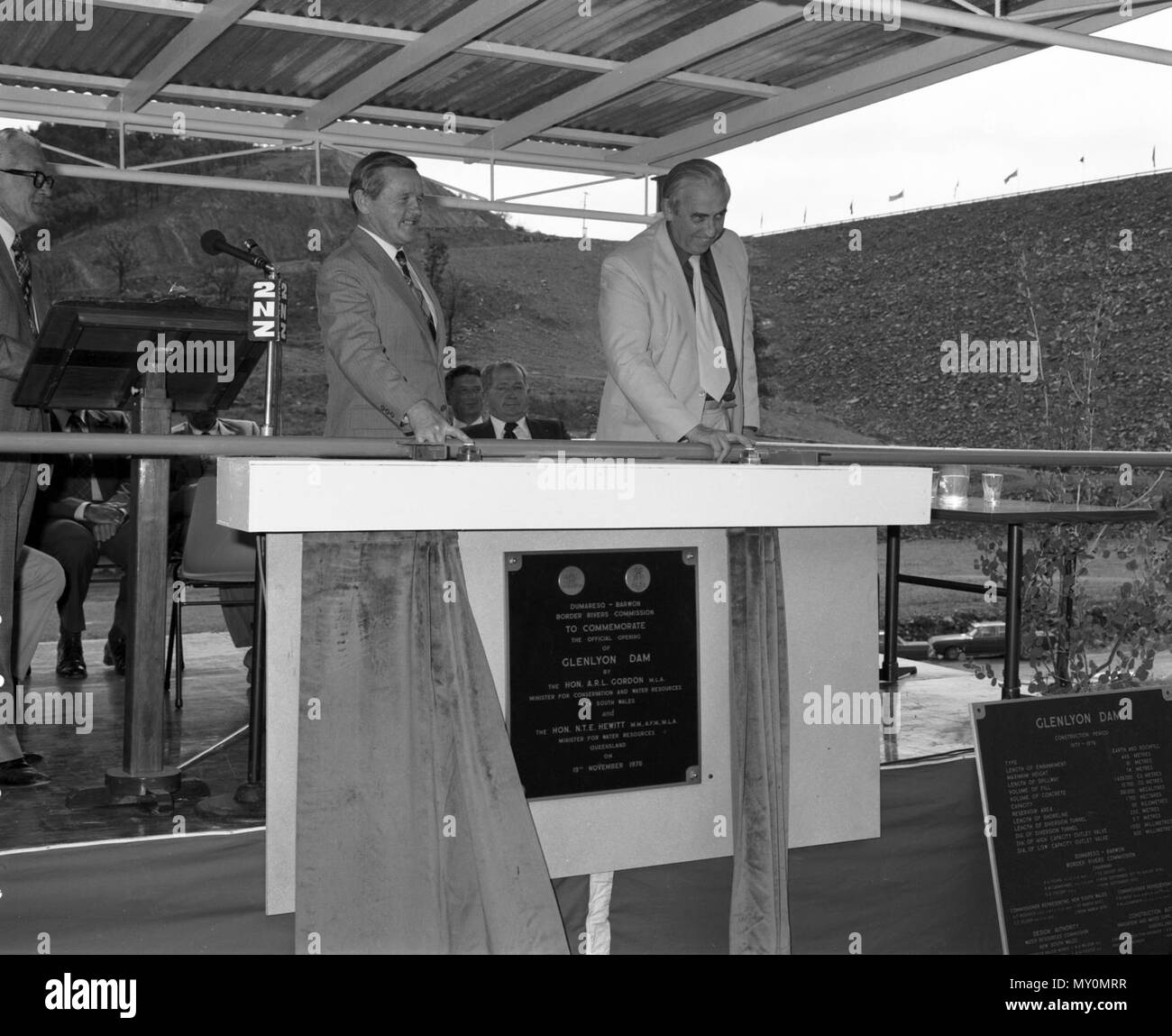 Eröffnung der Glenlyon Dam, 19. November 1976. Nev Hewitt, Queensland Minister für Wasserressourcen und Lin Gordon, New South Wales Minister für den Umweltschutz und die Wasserressourcen. Stockfoto