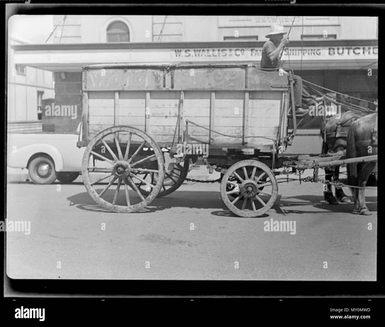 Außerhalb WS Wallis & Co Wood Street, Mackay, c 1940. W.S. Wallis &Amp; Co Metzger Werbung: Kopf gerade zu dieser Metzgerei und Ergebnis jedes Mal. Das beste Fleisch erwarten Sie hier. Probieren Sie unsere zarten Steaks. W. S. WALLIS &Amp; CO.171482862?Suchbegriff=Wallis &Amp; co Mackay & Amp; searchLimits=l-state=Queensland | | | l-Dekade = 194 ||| l-Kategorie = Werbung) Wood Street, Mackay. Telefon 44. P.O.Box 140. ***** Köstliche Mahlzeiten. Nur ihre Zähne um eines unserer saftigen Steaks wickeln und Sie werden wirkliche Freude genießen. Ob ist, Kalb- oder Rindfleisch, Lamm- oder Hammelfleisch was Sie bevorzugen, werden Sie die Erlesensten Mea finden Stockfoto