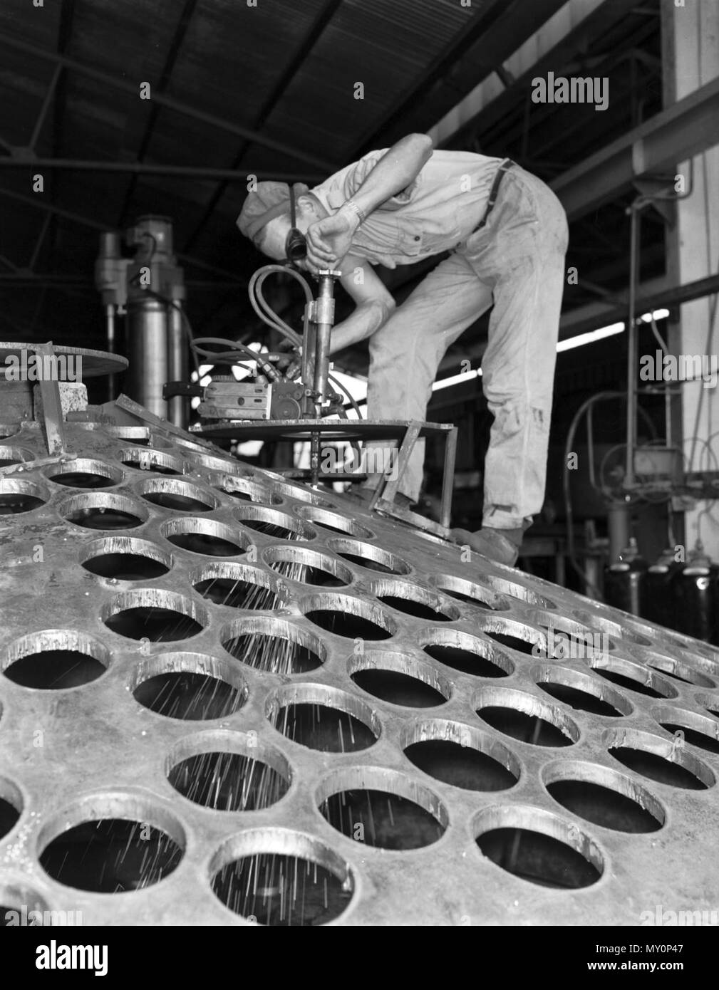 Transformator im Bau, Rocklea, 1963. Die English Electric Company von Australia Pty Ltd hergestellt eine Fabrik im Vorort von rocklea Brisbane 1956 Lokomotiven für Queensland und anderen Staaten zu bauen. Er baute auch eine große Menge an elektrischen Anlagen für Queensland Stromerzeugung. 1970 wurde es der General Electric Company von Australien. Stockfoto