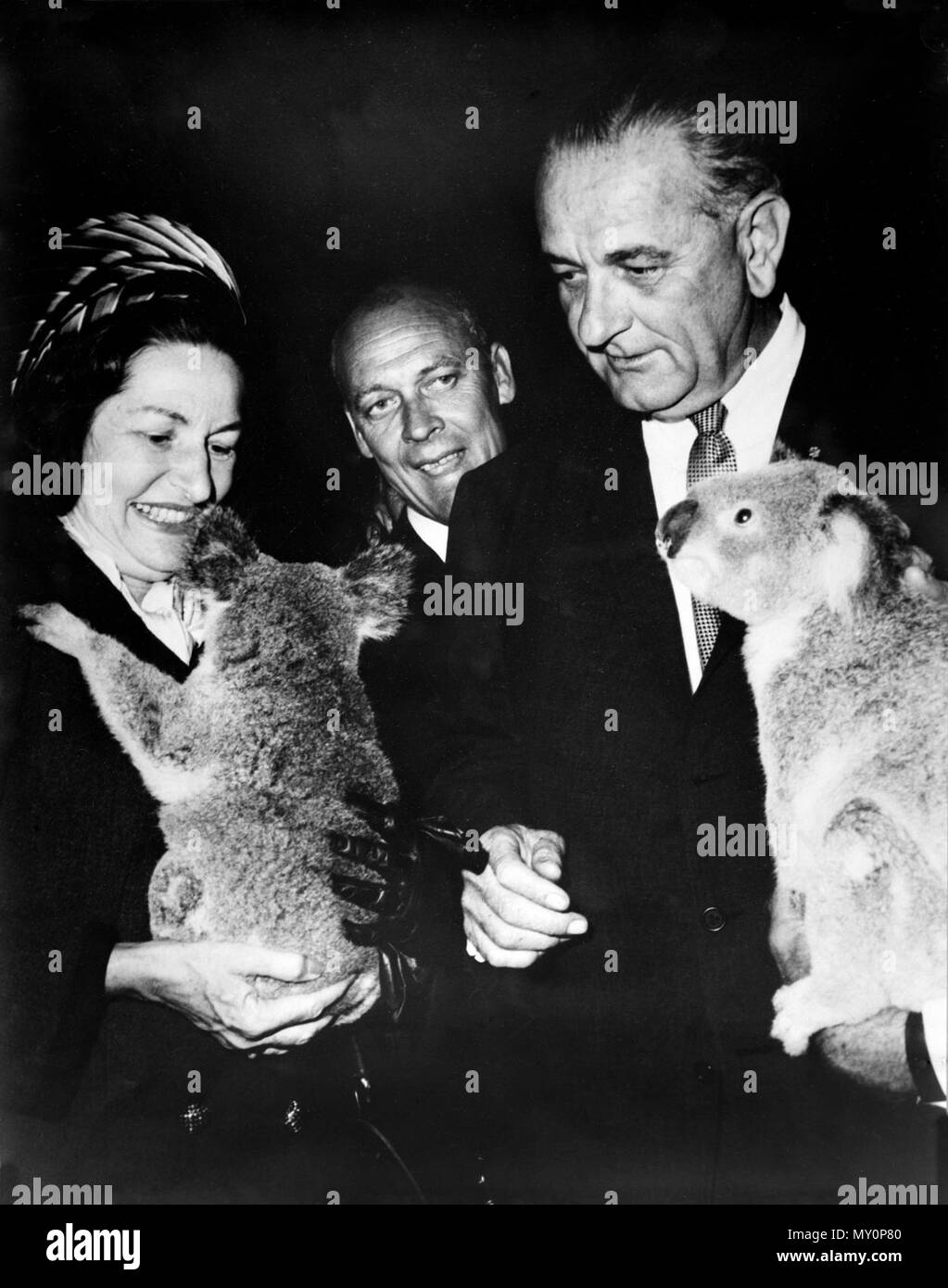 Präsident der Vereinigten Staaten, Lyndon B Johnson und Frau Präsident Lyndon B. Johnson in Brisbane, Townsville und Port Douglas am 22./23. Oktober 1966. Während in Port Douglas Er kuschelte sich Koalas und besuchten das Great Barrier Reef. Stockfoto