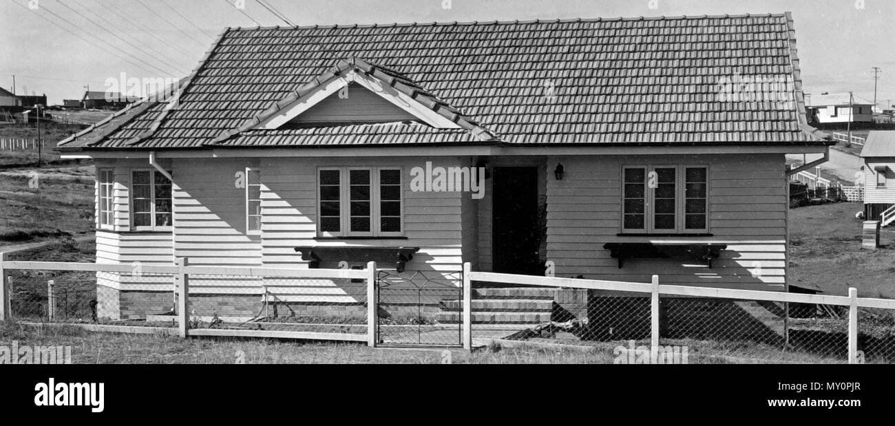 Queensland Gehäuse Kommission, Haus auf sieben Hügeln, August 1949. Die eilboten 23 Mai 1947 GEHÄUSE SEITEN ERWORBEN DURCH STAATLICHE 49325991 für das erste Mal zu sein), wird es geglaubt, da der Staat Gehäuse Kommission errichtet worden, Gehäuse Seiten sind pflichtversichert zwischen Hamilton Road und ritt Straße, Chermside erworben werden. Dies gestern verkündete, das Gehäuse Minister (Mr. Power) sagte, dass Bekanntmachungen der Wiederaufnahme auf sechs Eigentümer von Grundstücken im Bereich im November letzten gedient worden war. Anschließenden Verhandlungen hatten in Einkaufsvereinbarungen durch das Gehäuse Kommission mit drei t geführt Stockfoto
