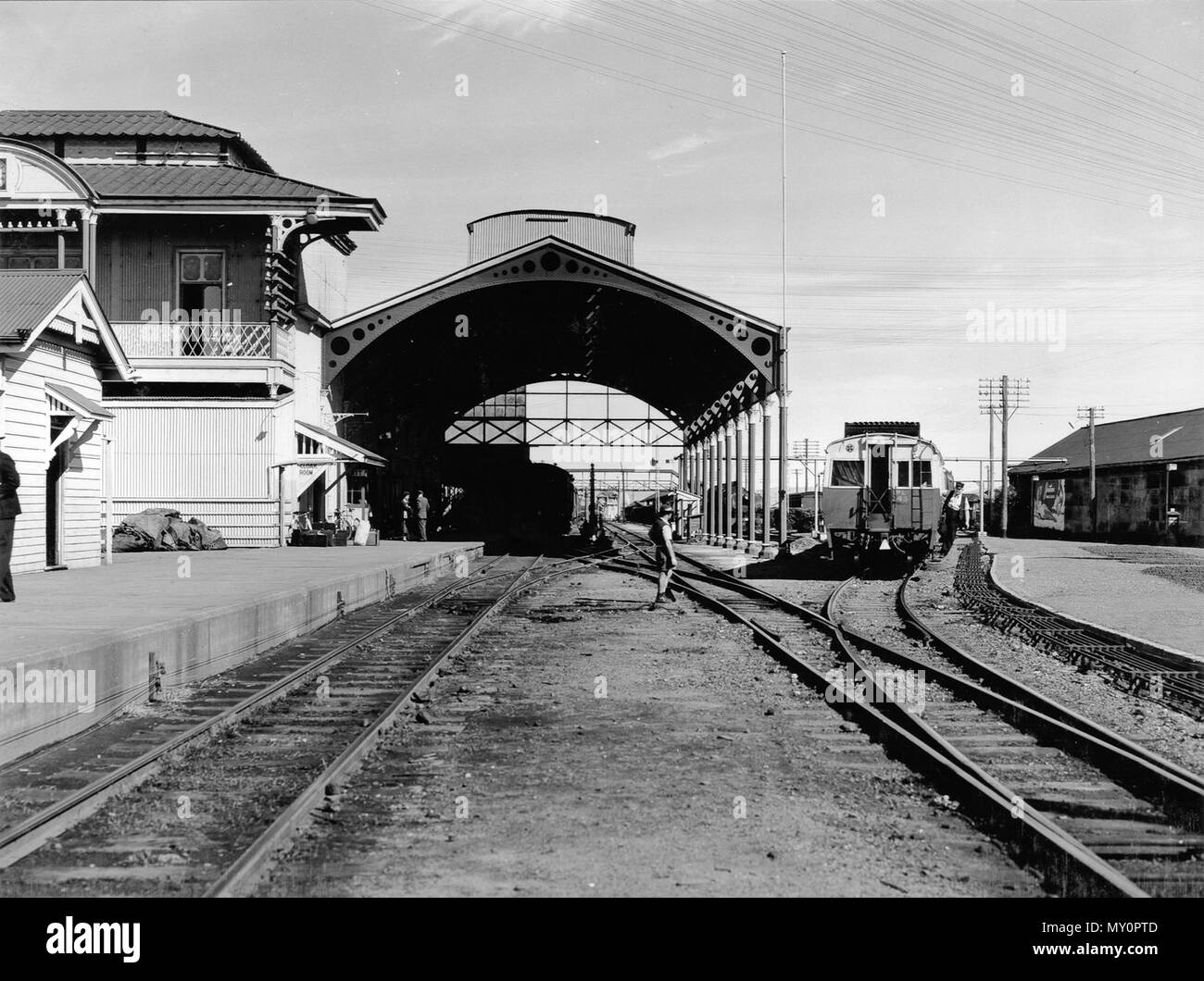 Bahnhof, Rockhampton. Rockhampton Bahnhof liegt an der nördlichen Küste von Queensland. Es ist die Endstation der elektrifizierten Strecke von Brisbane. Die Linie nördlich des Bahnhofs verläuft entlang der Mitte der Denison Street in einer einzelnen Spur. Rockhampton ist ein wichtiger Verkehrsknotenpunkt im zentralen Queensland region, Bereitstellung wichtiger Verkehrsverbindungen zwischen dem zentralen Hochland und Capricorn Coast Regionen und die Gebiete im Norden und Süden des Staates. Rockhampton wurde auch die Kreuzung der Zentralen Western Line und Emu Park. Rockhampton ist durch lange serviert. Stockfoto