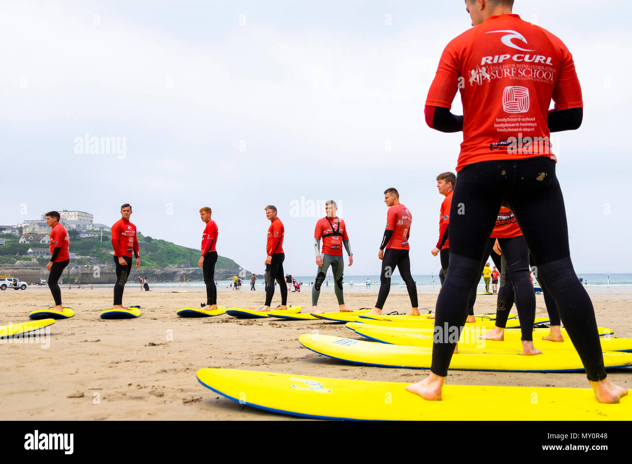 Surf Schule Unterricht auf den Fistral Beach, Newquay, Cornwall, Großbritannien Stockfoto