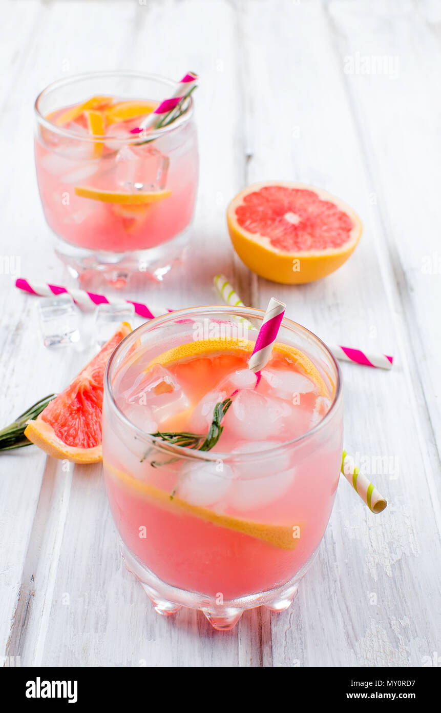 Cocktail mit Grapefruit Schichten und Eis Zutaten für ein Getränk auf