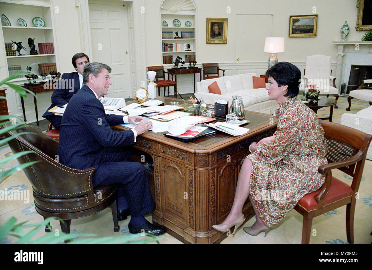 5-20-1982 Präsident Reagan Treffen mit EPA-Administrator Anne Gorsuch mit Craig Fuller im Oval Office Stockfoto