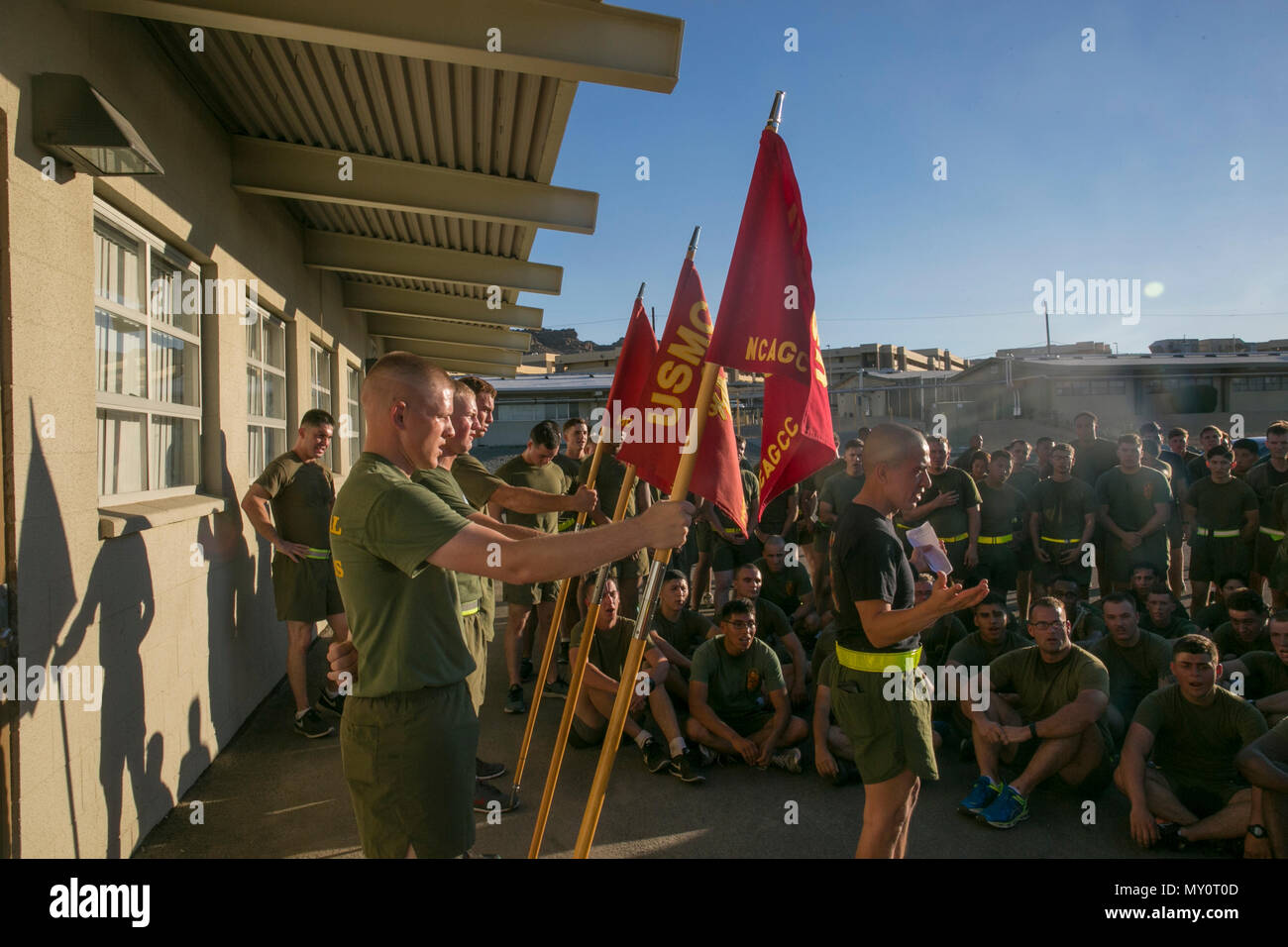 Sgt. Maj. Avery L. Crespin, Bataillon Sergeant Major, Sitz Bataillon, spricht mit Marines über die Geschichte der Marine Corps an Bord Marine Corps Air Ground Combat Center, Twentynine Palms, Calif., Nov. 9, 2016. (Offizielle Marine Corps Foto von Lance Cpl. Dave Flores/Freigegeben) Stockfoto