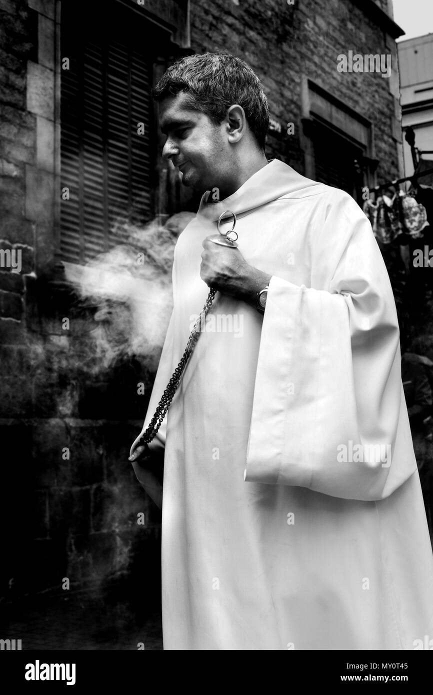Der katholische Priester Reinigung der Luft während der Kommunion Zeremonie, Barcelona, Spanien. Stockfoto
