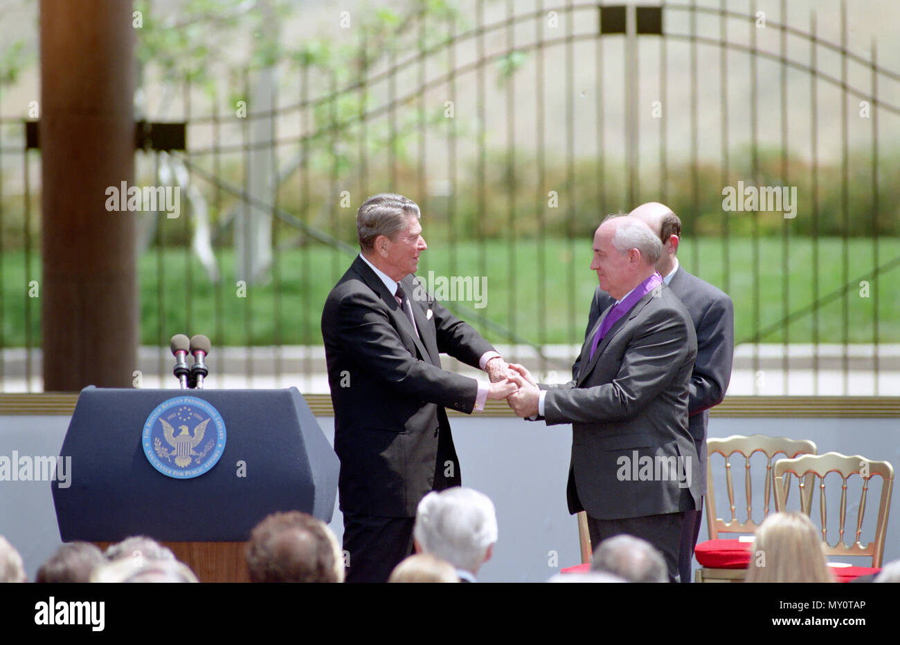 5/4/92 stellt Präsident Reagan Reagan Freiheit Medaille zu Michail Gorbatschow bei Reagan Bibliothek Stockfoto