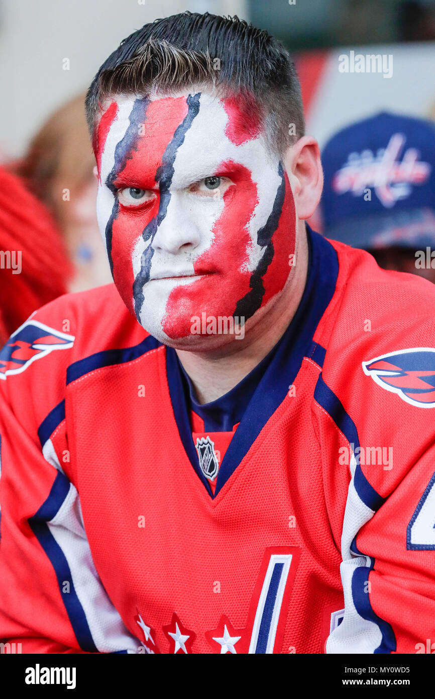 Washington DC, USA. 4. Juni 2018. Hauptstädte fan schaut vor dem Spiel 4 der 2018 NHL Stanley Cup Finals zwischen den Vegas Golden Knights und Washington Capitals am 4. Juni 2018, in der Hauptstadt eine Arena, in Washington, DC. (Foto von John Crouch/Symbol Sportswire) Credit: Aktion Plus Sport Bilder/Alamy leben Nachrichten Stockfoto