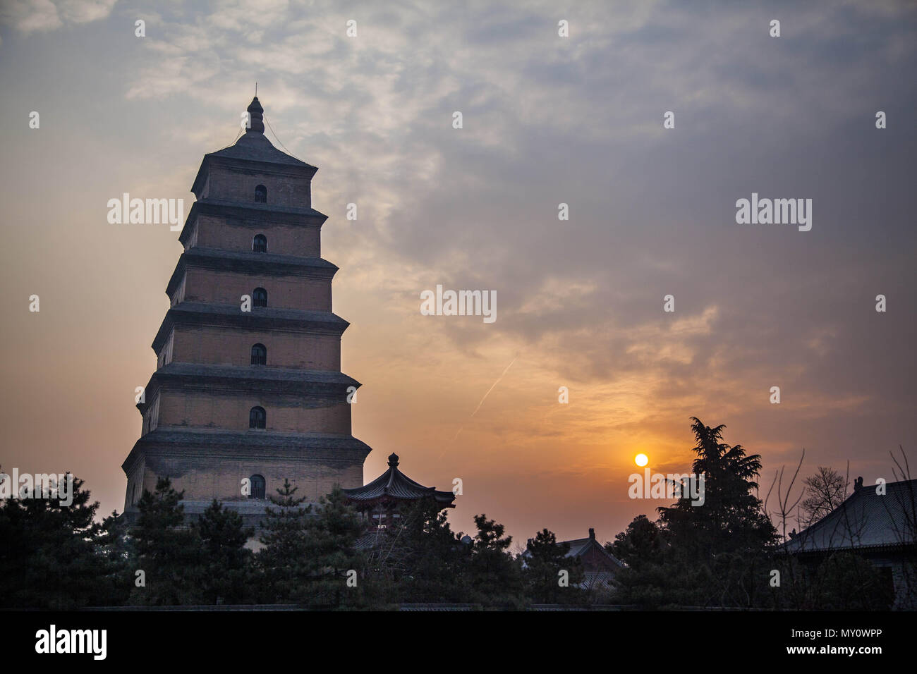 Juni 4, 2018 - Xi'An, Xi'an, China - Xi'an, China, 4. Juni 2018: Riesige Wildgans-pagode, auch als Große Wildgans-Pagode bekannt, ist eine buddhistische Pagode entfernt im Süden von Xi'an, Provinz Shaanxi, China. Es war in 652, das während der Tang-Dynastie errichtet wurde und ursprünglich 5 Geschichten. Die Struktur wurde in 704 während der Herrschaft der Kaiserin Wu Zetian aufgebaut, und die äußere Backsteinfassade wurde in der Ming Dynastie renoviert. Eine der vielen Funktionen des Pagode war Sutras und Figuren der Buddha, die von Indien bis China von dem buddhistischen Übersetzer und Reisenden Xuanzang geführt wurden. (Credit Imag Stockfoto