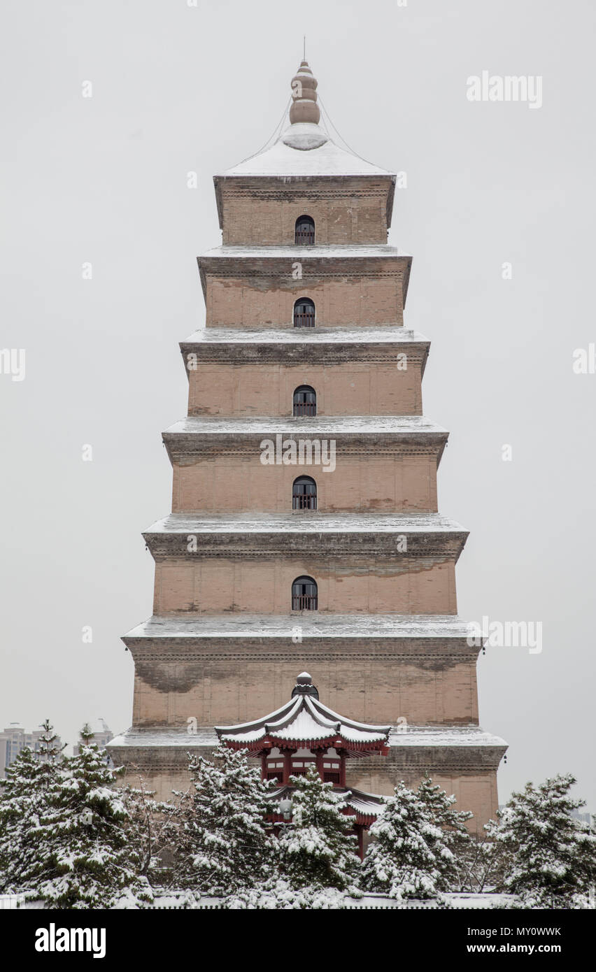 Juni 4, 2018 - Xi'An, Xi'an, China - Xi'an, China, 4. Juni 2018: Riesige Wildgans-pagode, auch als Große Wildgans-Pagode bekannt, ist eine buddhistische Pagode entfernt im Süden von Xi'an, Provinz Shaanxi, China. Es war in 652, das während der Tang-Dynastie errichtet wurde und ursprünglich 5 Geschichten. Die Struktur wurde in 704 während der Herrschaft der Kaiserin Wu Zetian aufgebaut, und die äußere Backsteinfassade wurde in der Ming Dynastie renoviert. Eine der vielen Funktionen des Pagode war Sutras und Figuren der Buddha, die von Indien bis China von dem buddhistischen Übersetzer und Reisenden Xuanzang geführt wurden. (Credit Imag Stockfoto