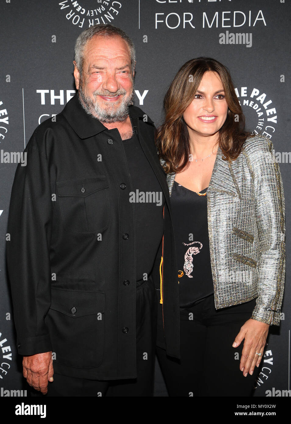 Beverly Hills, Vereinigte Staaten. 04 Juni, 2018. 4. Juni 2018 - Beverly Hills, Kalifornien - Dick Wolf, Mariska Hargitay. Die Paley Center für Medien präsentiert: die Schaffung einer großartigen Zeichen: Dick Wolf und Mariska Hargitay Im Paley Center für Medien statt. Credit: Faye Sadou/AdMedia/Newscom/Alamy leben Nachrichten Stockfoto