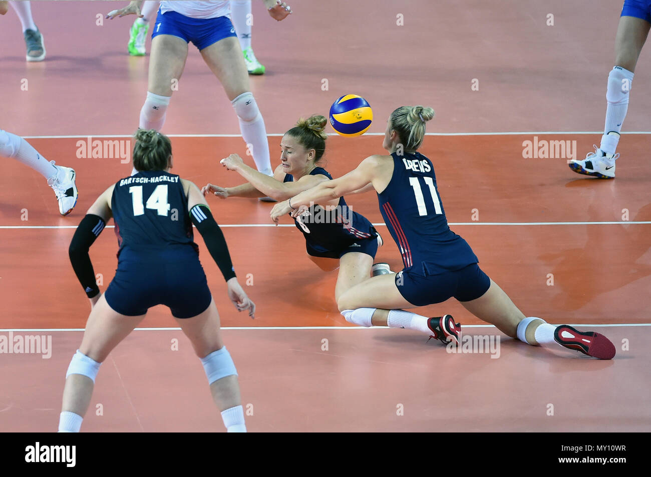 Jiangmen, Guangdong Provinz Chinas. 5. Juni 2018. Andrea Drews (1. R) und Carli Lloyd (2. R) der Vereinigten Staaten den Ball während des Spiels gegen Russland beim FIVB Volleyball Liga der Nationen 2018 in Jiangmen City, South China Guangdong Provinz, 5. Juni 2018 speichern. Team USA gewann das Match mit 3-0. Credit: Liang Xu/Xinhua/Alamy leben Nachrichten Stockfoto