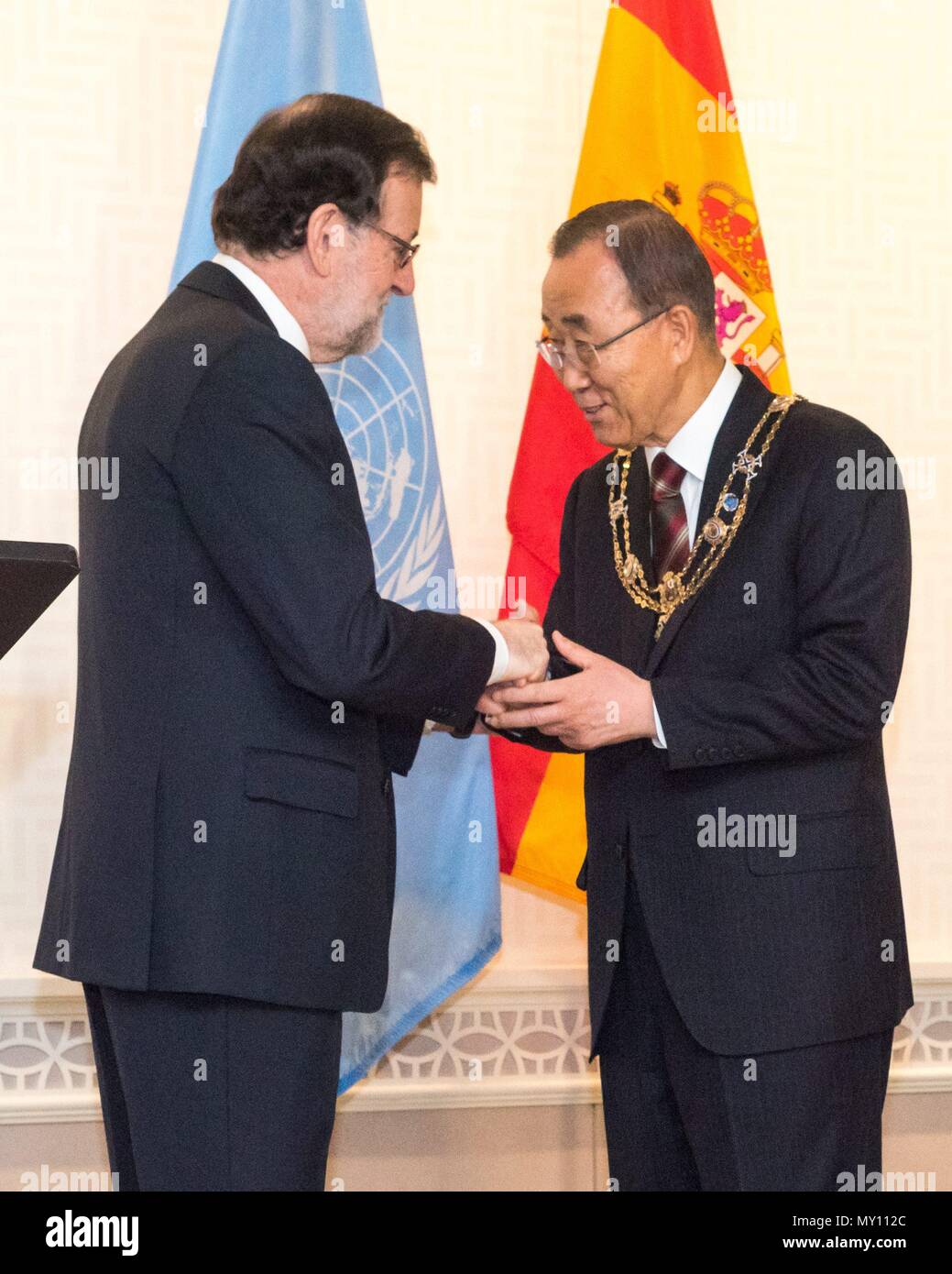 Der spanische Premierminister Mariano Rajoy (L) gratuliert Generalsekretär der Vereinten Nationen Ban Ki-moon nach ihm condecorating mit den spanischen Auftrag des Zivilverdienstordens während einer Zeremonie im Hauptquartier der Vereinten Nationen in New York am 20. Dezember 2016. Die Bestellung durch den König von Spanien ausgezeichnet erkennt "die bürgerliche Tugend der Offiziere in den Dienst der Nation, sowie außergewöhnlichen Service von spanischen und ausländischen Bürger zugunsten von Spanien". Foto von Enrique Ufer Cordon drücken Sie Mariano Rajoy abandona La presidencia del PP: 'Es lo mejor para el PP, para España y Para Mí" Mariano Rajoy die Blätter Stockfoto