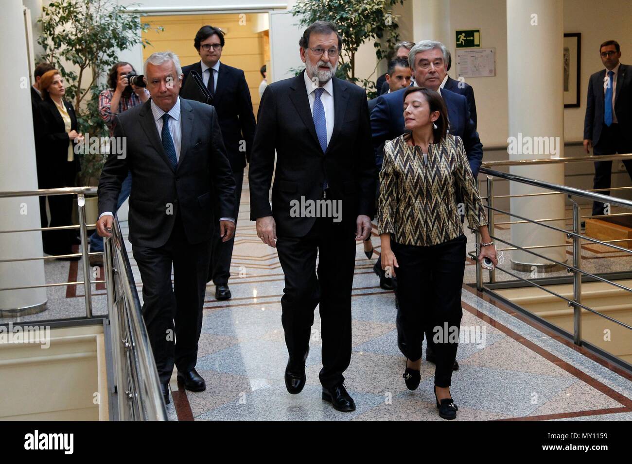 Der spanische Senat beschließen, die Anwendung der 155 Artikel der Verfassung die Autonomie Kataloniens nach dem Aussetzen der Unabhängigkeit von Spanien erklärt hat. (Foto: Jose L. Cuesta/261/Cordon drücken). Der Präsident der Regierung, Mariano Rajoy, Minuten nach der Erklärung der Unabhängigkeit Kataloniens in Barcelona zu Senat Sitzung für den votation von 155 Artikel geht. Cordon drücken Sie Mariano Rajoy abandona La presidencia del PP: 'Es lo mejor para el PP, para España y Para Mí" Mariano Rajoy die Präsidentschaft der PP verlässt: "Es ist das Beste für die PP, für Spanien und für mich" Die ex-pres Stockfoto