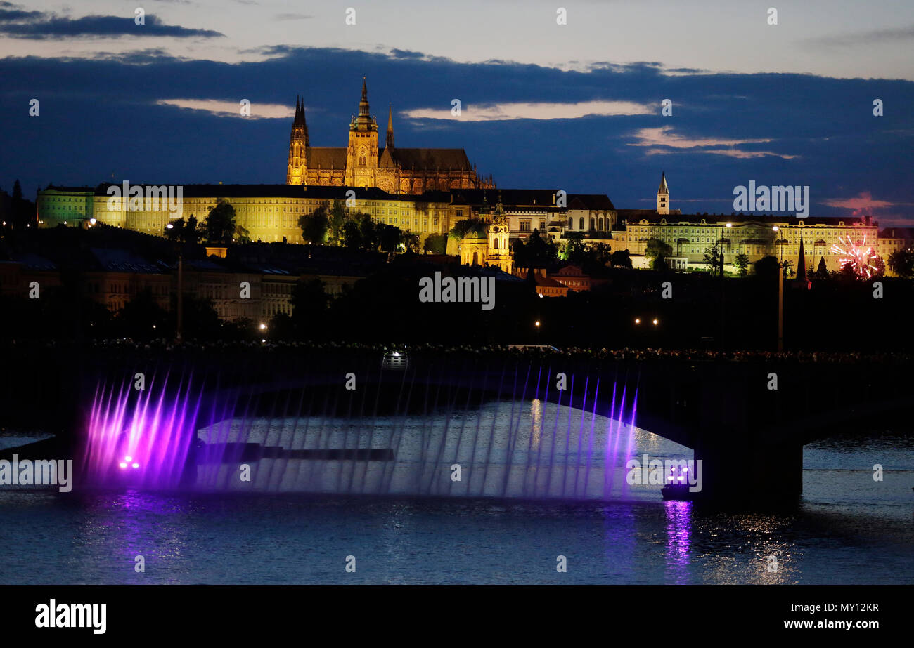 Rund 1000 Feuerwehrleute aus dem ganzen Land eine musikalische Brunnen auf dem Fluss Vltava (Moldau) in Prag, am Samstag, 2. Juni 2018, das 100-jährige Jubiläum der Errichtung der Tschechoslowakei zu feiern. Der Brunnen wurde sowohl von professionellen und freiwilligen Feuerwehrmänner mit etwa 200 Schlauchtüllen oberhalb des Flusses im Zentrum von Prag gebildet werden, zwischen Jirasek und Palacky Brücken. 'Ein Licht Konzert' und 'ein Wasserballett' mit mehreren tausend Kubikmeter Wasser in einem einzigen Augenblick inszeniert wurde. Musik sowie Farbe leuchtet der Brunnen begleiten. Die Moldau sinfonische Po Stockfoto
