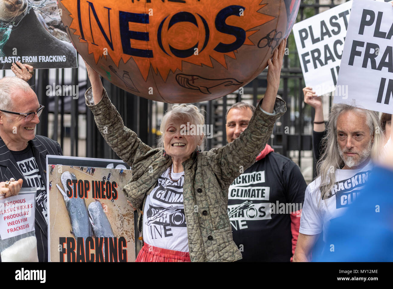 London, Großbritannien. 5. Juni 2018, Vivienne Westwood in anti fracking Protest in der Downing Street Credit Ian Davidson/Alamy leben Nachrichten Stockfoto