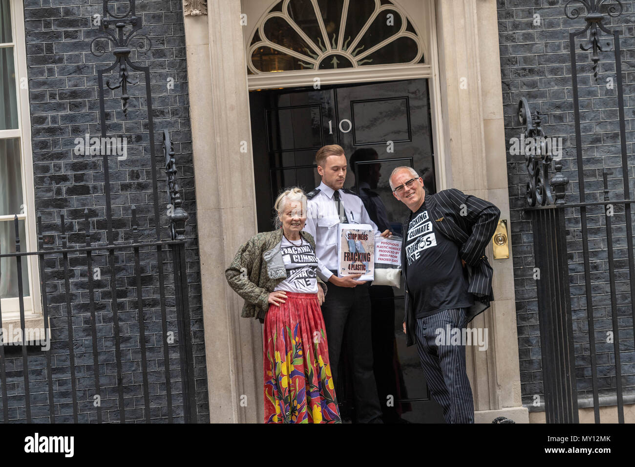 London, Großbritannien. 5. Juni 2018, ICONIC-fashion Designerin Vivienne Westwood mit ihrem Sohn Joe Corrie anti fracking Protest in der Downing Street Credit Ian Davidson/Alamy leben Nachrichten Stockfoto