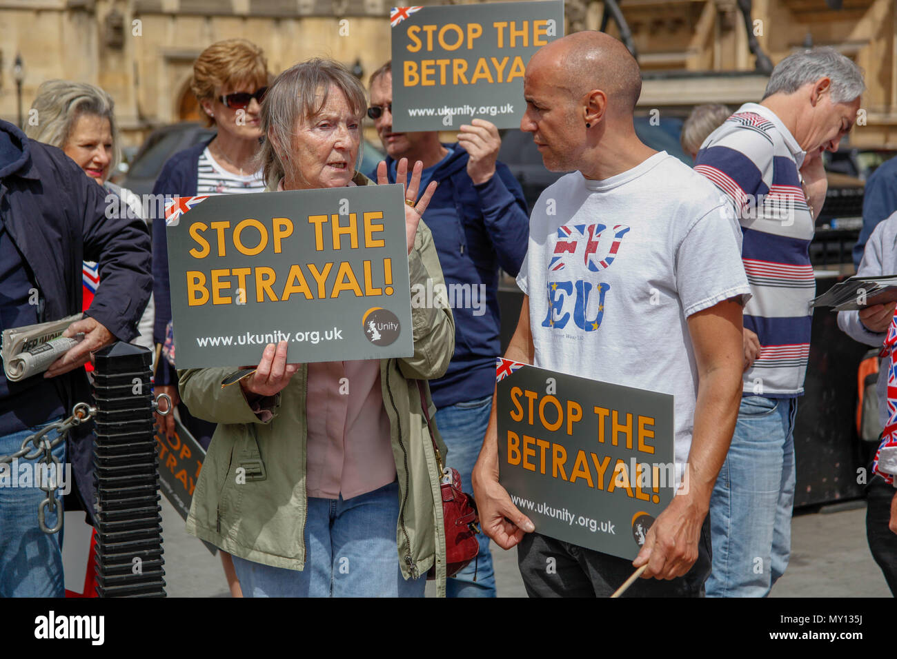 London, Großbritannien. 5 Jun, 2018. Mann mit FU EU-shirt fordert die sofortige Brexit Credit: Alex Cavendish/Alamy leben Nachrichten Stockfoto