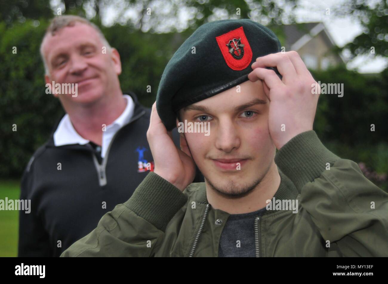 Leeds, West Yorkshire. 5. Juni 2018. Hut ab vor Chris: Armee hoffnungsvolle Chris Collington, aus Leeds, zeigt ein grünes Barett, zu Ihm von US Army Veteran Capt Mike Rose von Huntsville, Alabama gesendet. Chris wurde vor kurzem die Einreise verweigert, um die Britische Armee aus medizinischen Gründen, erhielt aber Capt Rose's Green Beret, die er in Vietnam gewonnen, als Mittel zur Ermutigung. Capt Rose war instrumental in einem Einfall in Laos genannten Operation Rückenwind, für die er die Ehrenmedaille von Donald Trump im Oktober 2017 erhalten. Quelle: David Hickes/Alamy leben Nachrichten Stockfoto